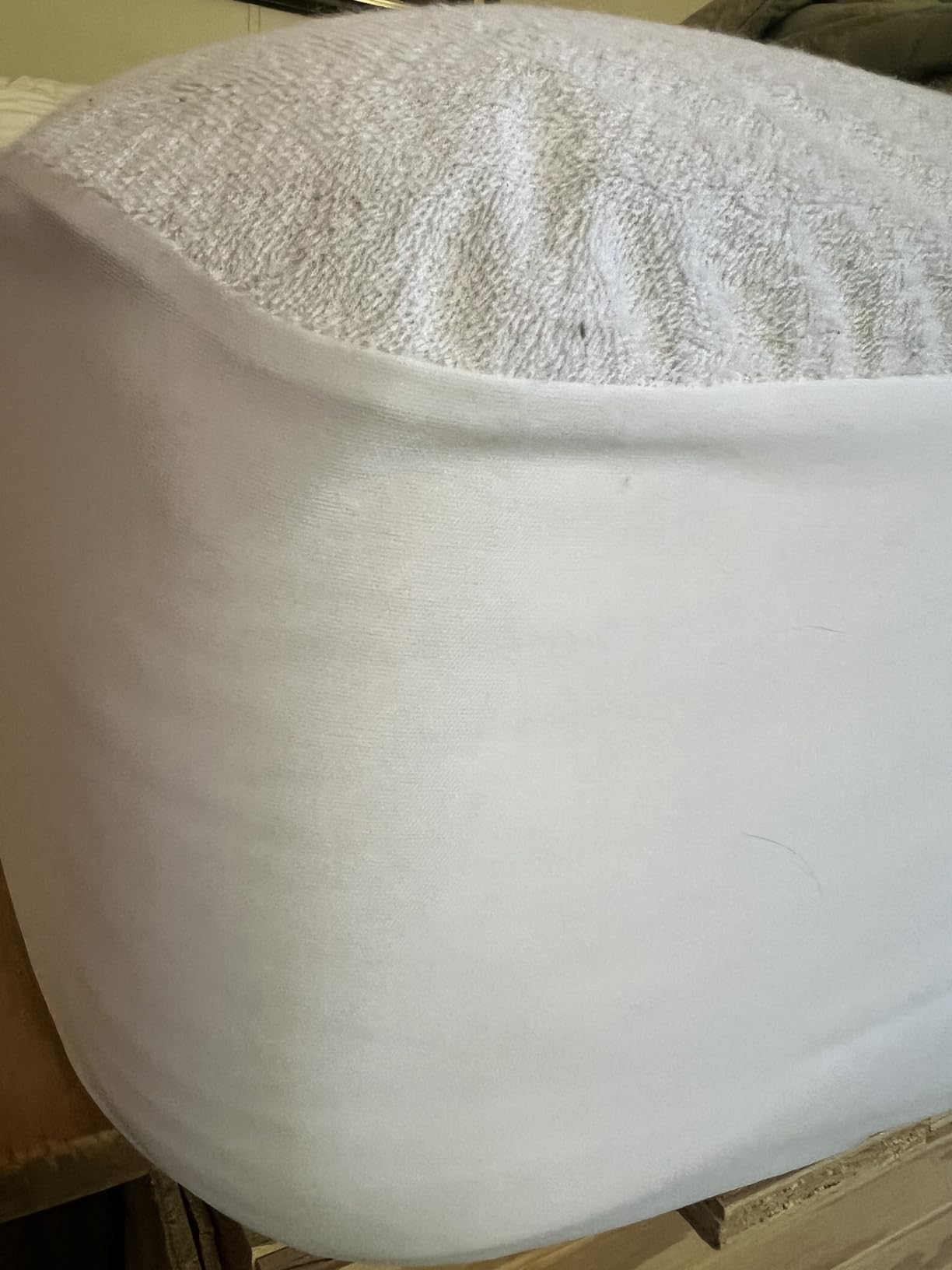 SafeRest Waterproof Queen Size Mattress Protector - Fitted with Stretchable Pockets - Machine Washable Cotton Blend Mattress Cover for Bed customer photo 2