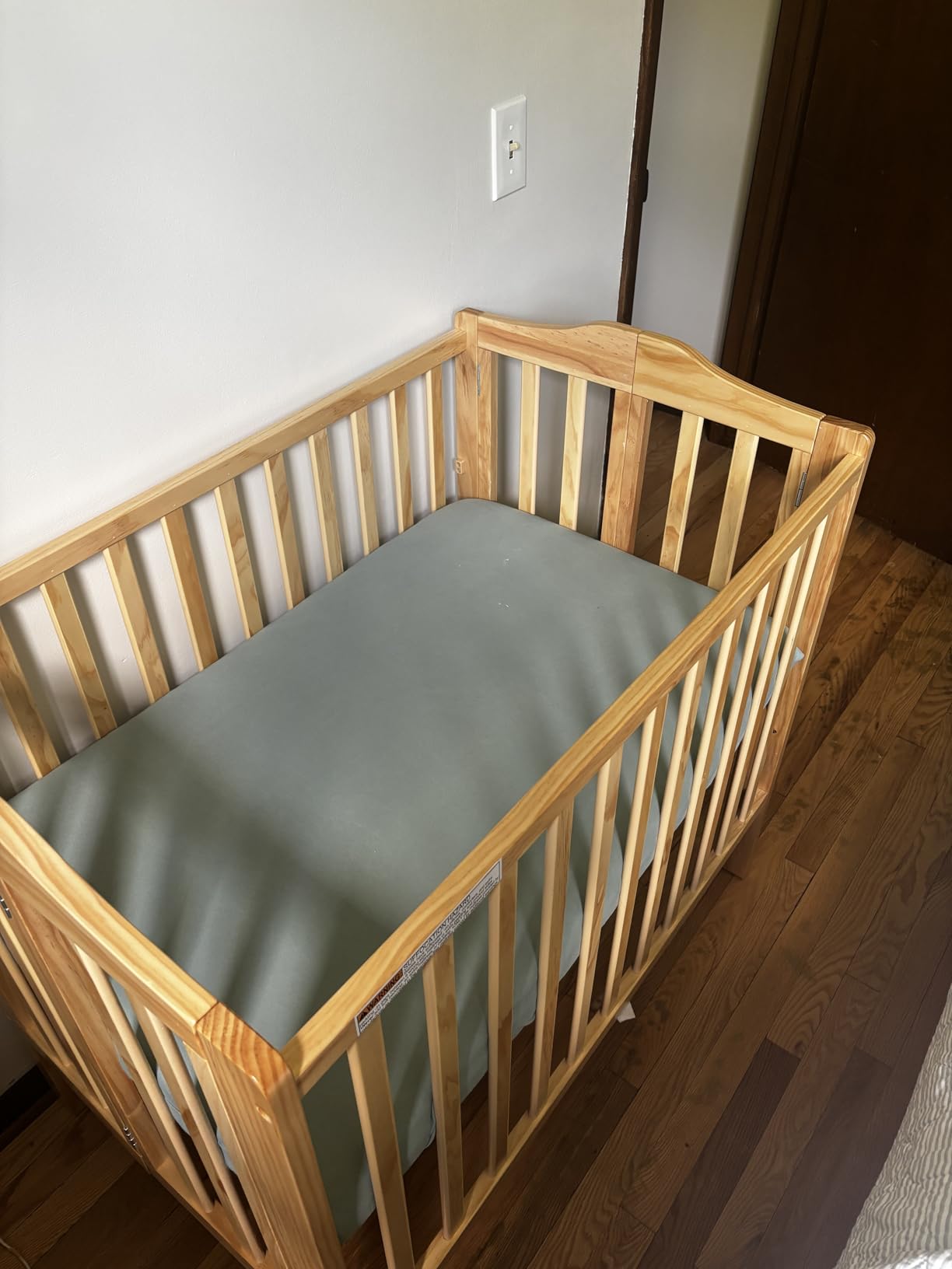 Delta Children Folding Portable Mini Baby Crib with 1.5-inch Mattress - Greenguard Gold Certified, Natural customer photo 1