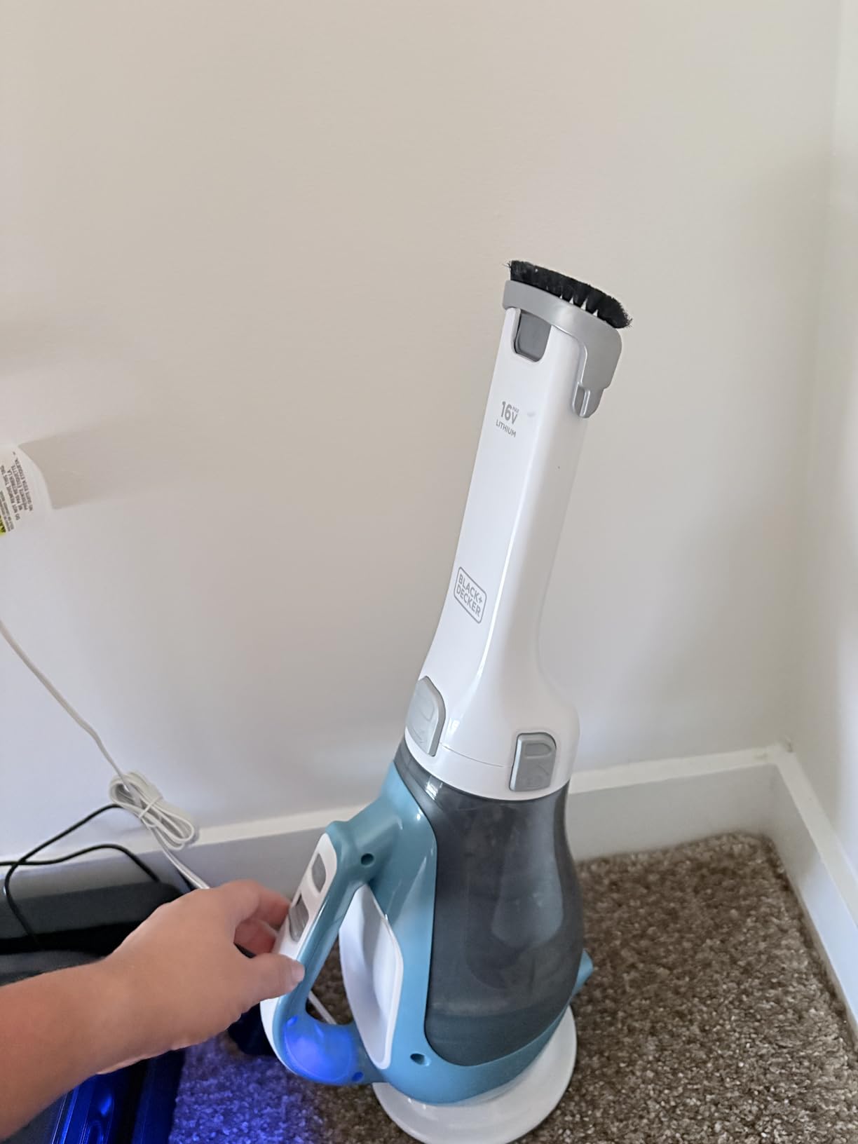 BLACK+DECKER dustbuster AdvancedClean Handheld Vacuum Cordless, Compact Home and Car Vacuum with Crevice Tool, Rotating Nozzle and Charging Station, Large Dust Bowl (CHV1410L) customer photo 2