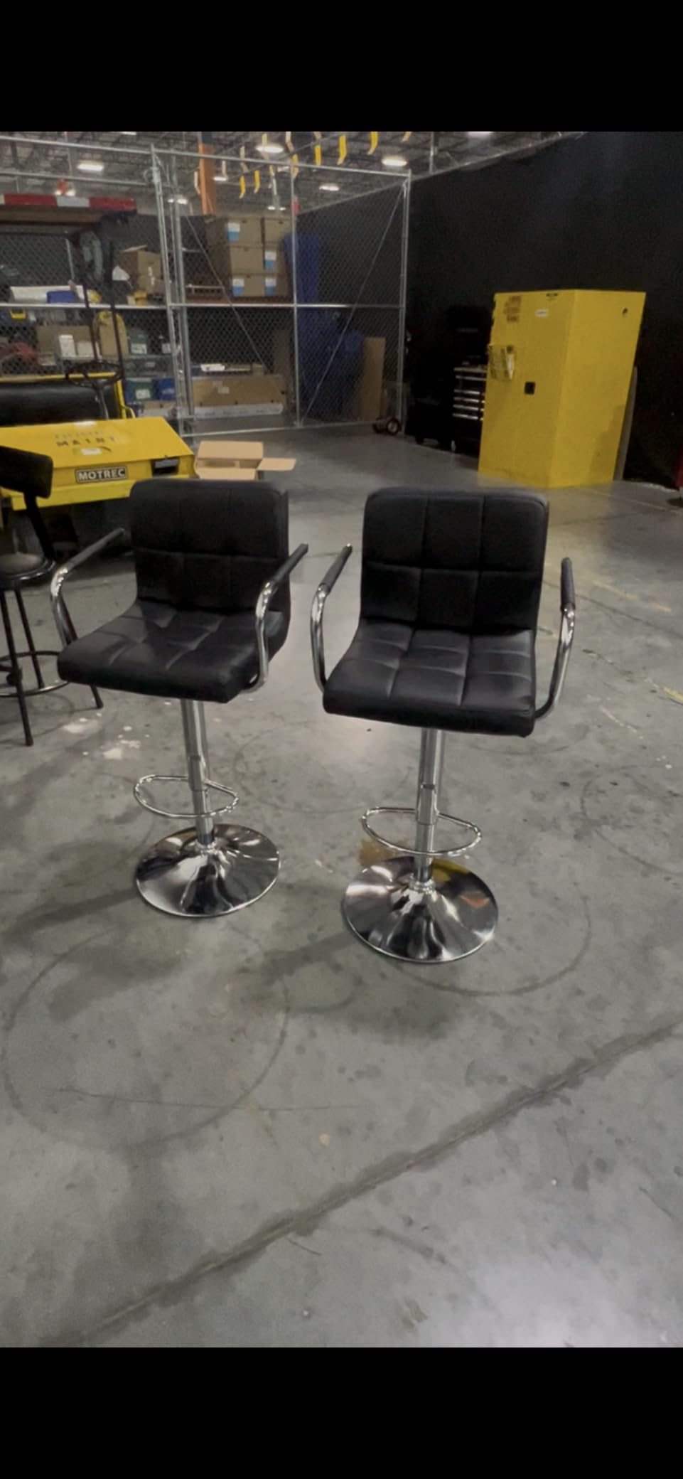 Yaheetech Bar Stools Set of 2, PU Leather Height Adjustable Swivel Barstools, Hydraulic Kitchen Counter Height Bar Chairs with Armrest and Back for Kitchen, Dining Room, Black customer photo 1