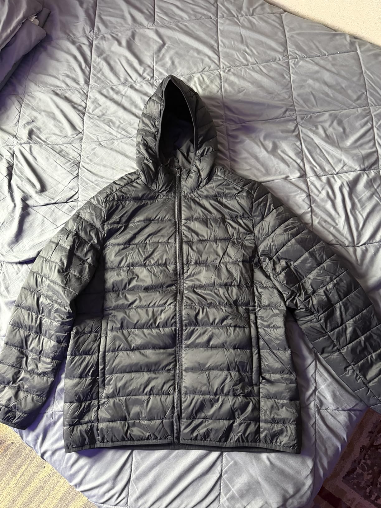 Amazon Essentials Men's Packable Lightweight Water-Resistant Hooded Puffer Jacket customer photo 2