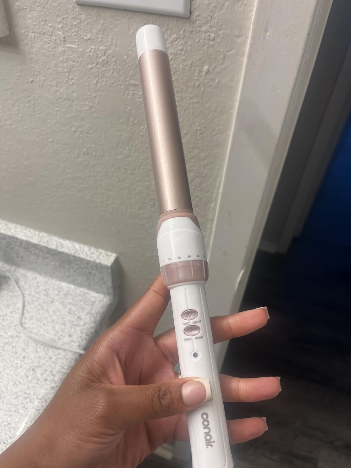Conair Double Ceramic 1-Inch Curling Wand, Produces Flawless Waves, Curling Iron for Use on Medium and Long Hair, 30 Heat Setting Curling Iron, White customer photo 1