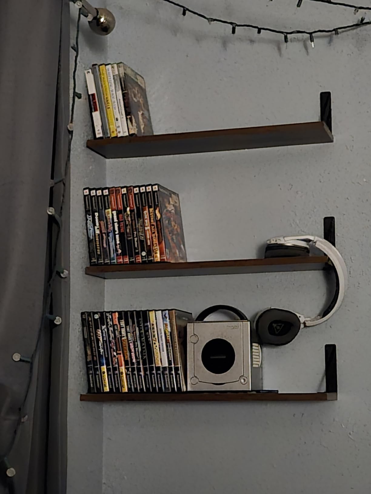 BAYKA Wall Mounted Floating Shelves, Wood Floating Wall Shelf for Books & Decor, Small Space-Saving Display & Organizer (Black, Set of 3) customer photo 2