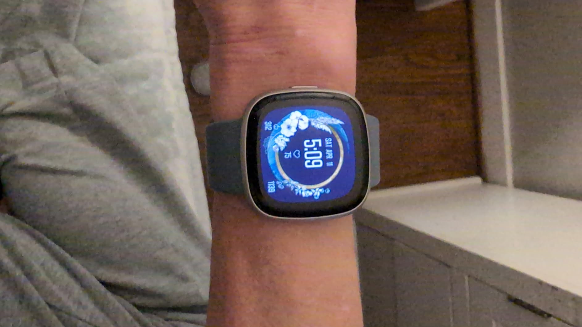 Fitbit Versa 4 Fitness Smartwatch with Daily Readiness, GPS, 24/7 Heart Rate, 40+ Exercise Modes, Sleep Tracking and more, Pink Sand/Copper Rose, One Size (S & L Bands Included) customer photo 2