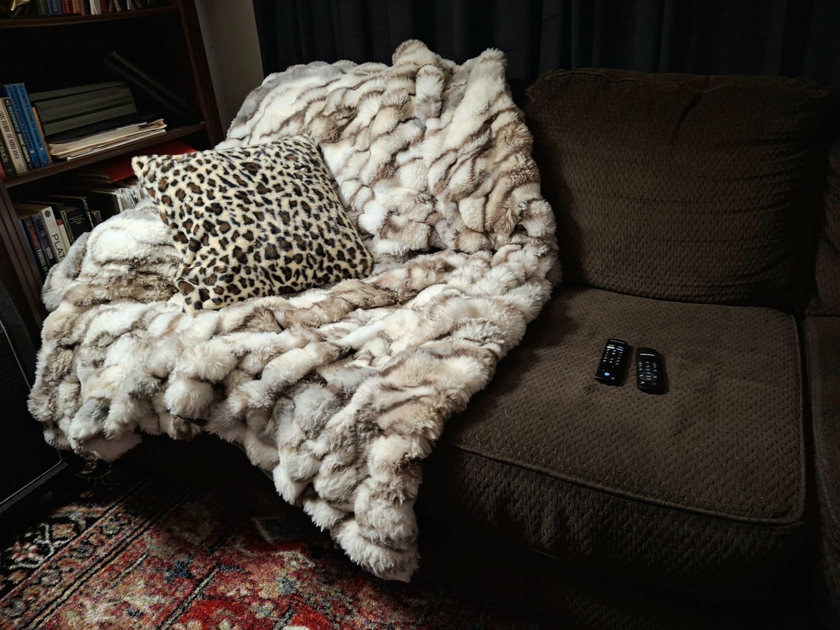 EverGrace Ultra Soft Luxury Fluffy Faux Rabbit Fur Throw Blanket, Thick Warm Bubble Throw for Bed, Cozy Plush Reversible Blankets for Couch, Ivory White, 60x80 Inches customer photo 1
