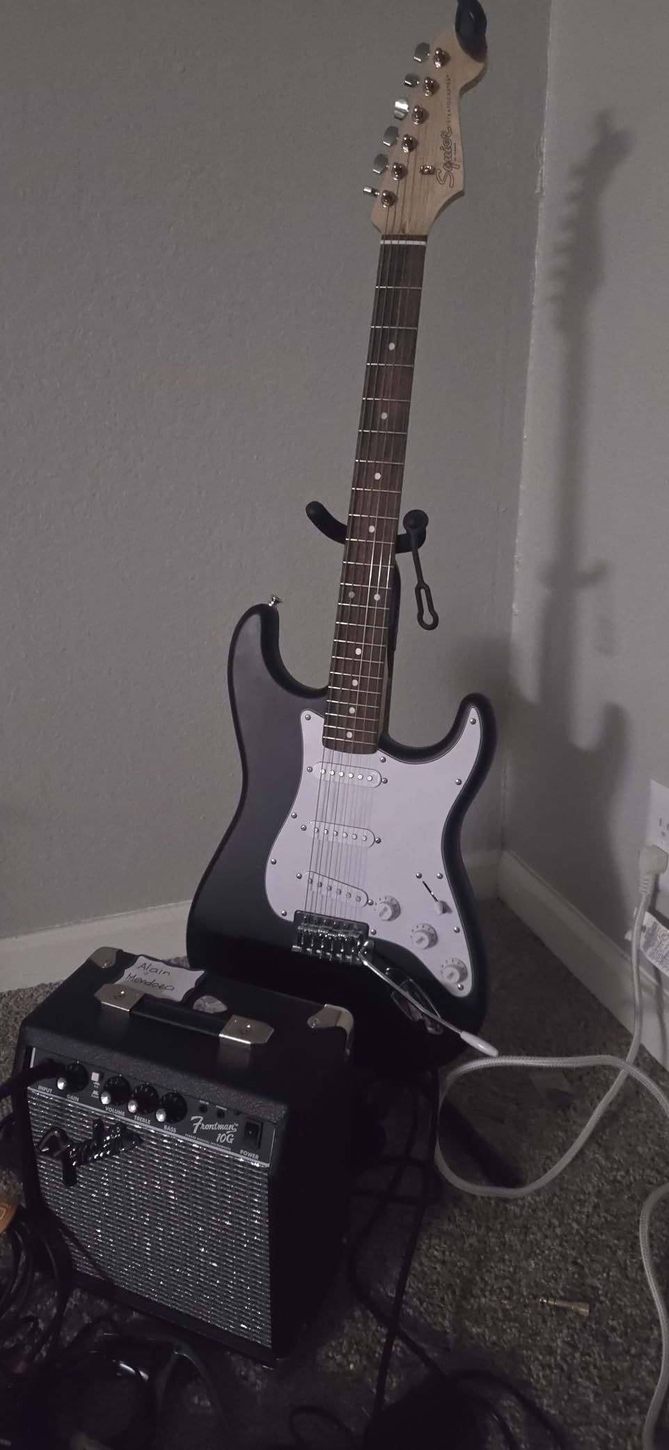 Fender Squier Debut Series Stratocaster Electric Guitar, Beginner Guitar, with 2-Year Warranty, Includes Free Lessons, Black with Matte Finish customer photo 2