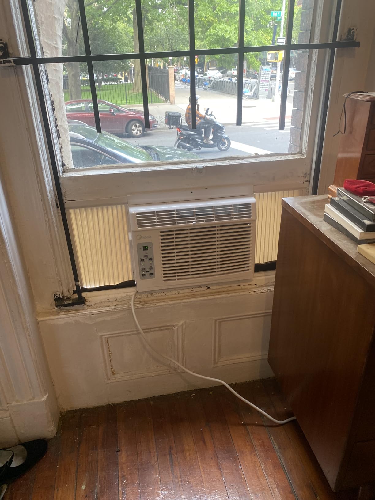 Midea 6,000 BTU Window Air Conditioner, 3-in-1 Cool/Fan/Dehumidifier Window AC Unit, Easycool Air Conditioner with Remote Control, Cools up to 250 Sq. Ft., Fits bedroom, study, office customer photo 1