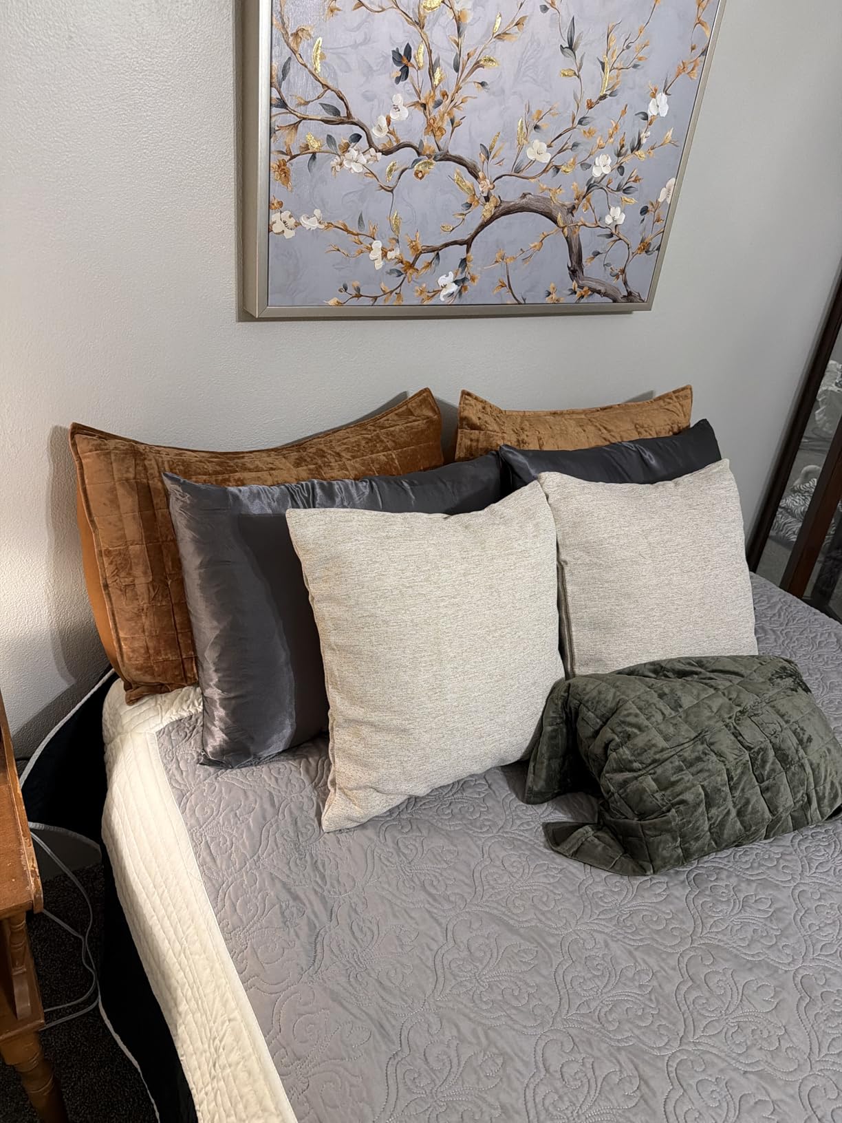RECYCO Luxury Velvet Quilt Set King Size Bedding Sets, Ultra Soft Velvet Comforter Set, Lightweight Channel Box Stitch Oversized Bedspread Coverlet for All Season, with 2 Shams, Beige customer photo 2