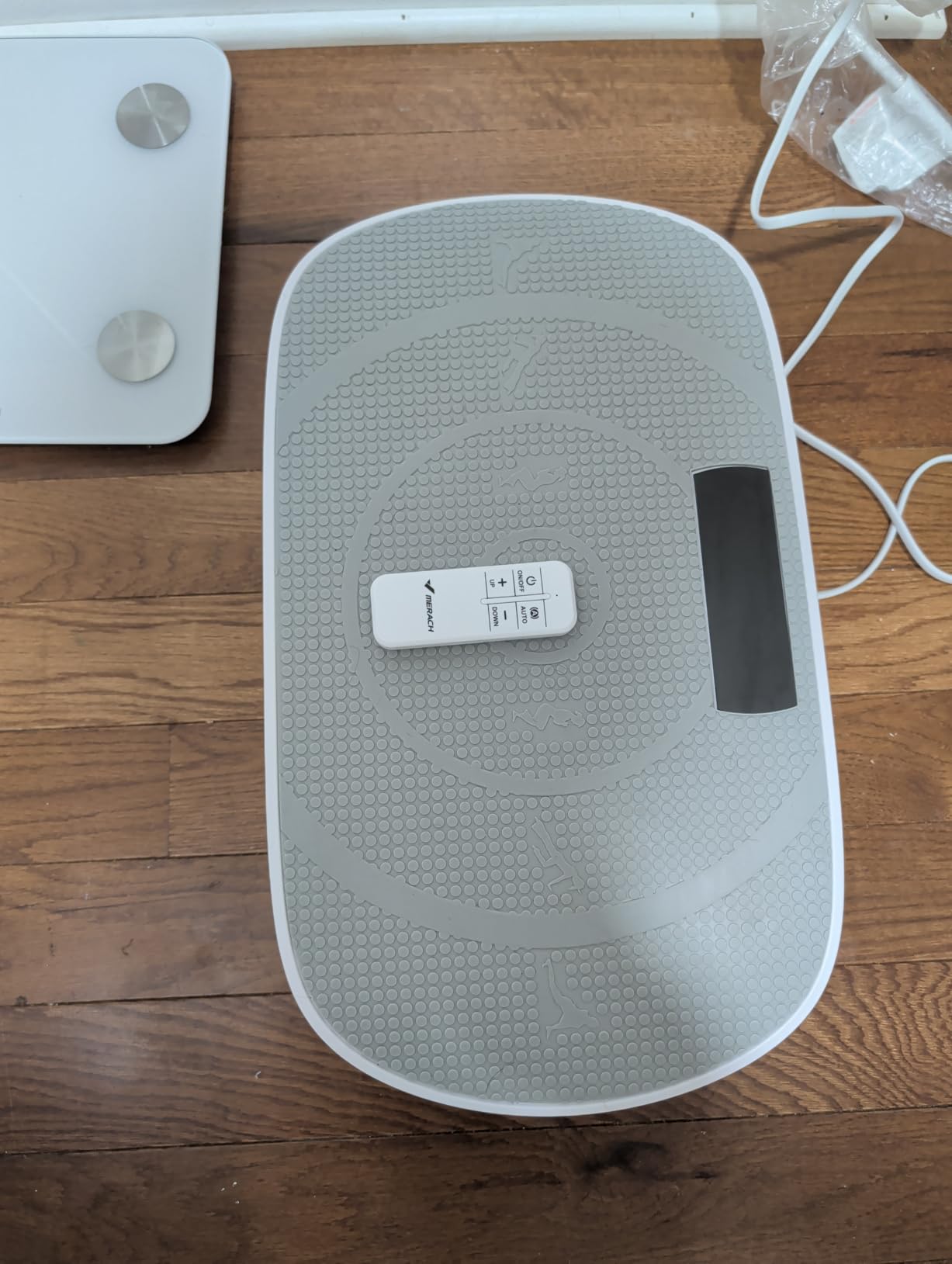 MERACH Vibration Plate Exercise Machine, Curved Vibration Plate for Lymphatic Drainage Weight Loss, Vibrating Plate with Real-Time Calorie Tracking on LED Display, Workout Equipment for Home Women Men customer photo 2