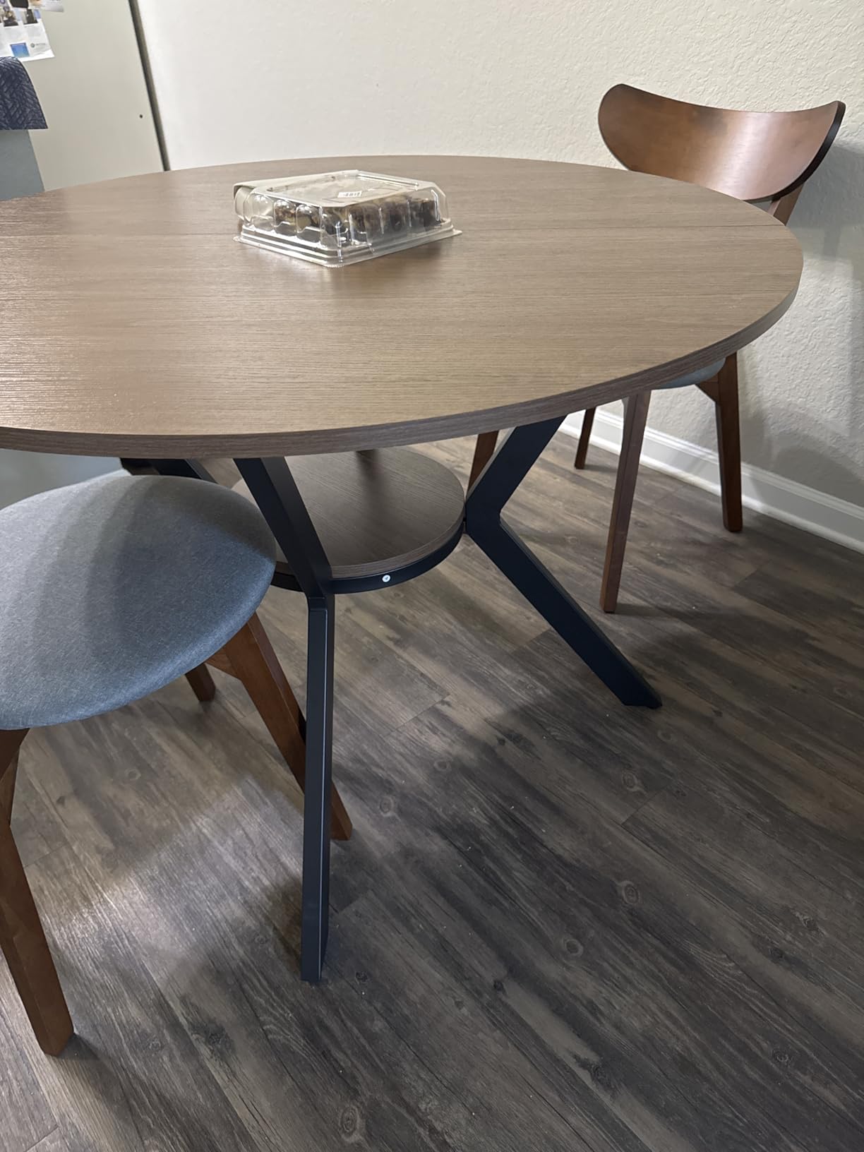 MECHYIN 42 Inch Round Dining Table for 2-4, Farmhouse Round Kitchen Table with Storage Shelf, Pedestal Dining Table, Wood Top & Metal Base, Small Space Table for Apartment, Dining Room customer photo 2
