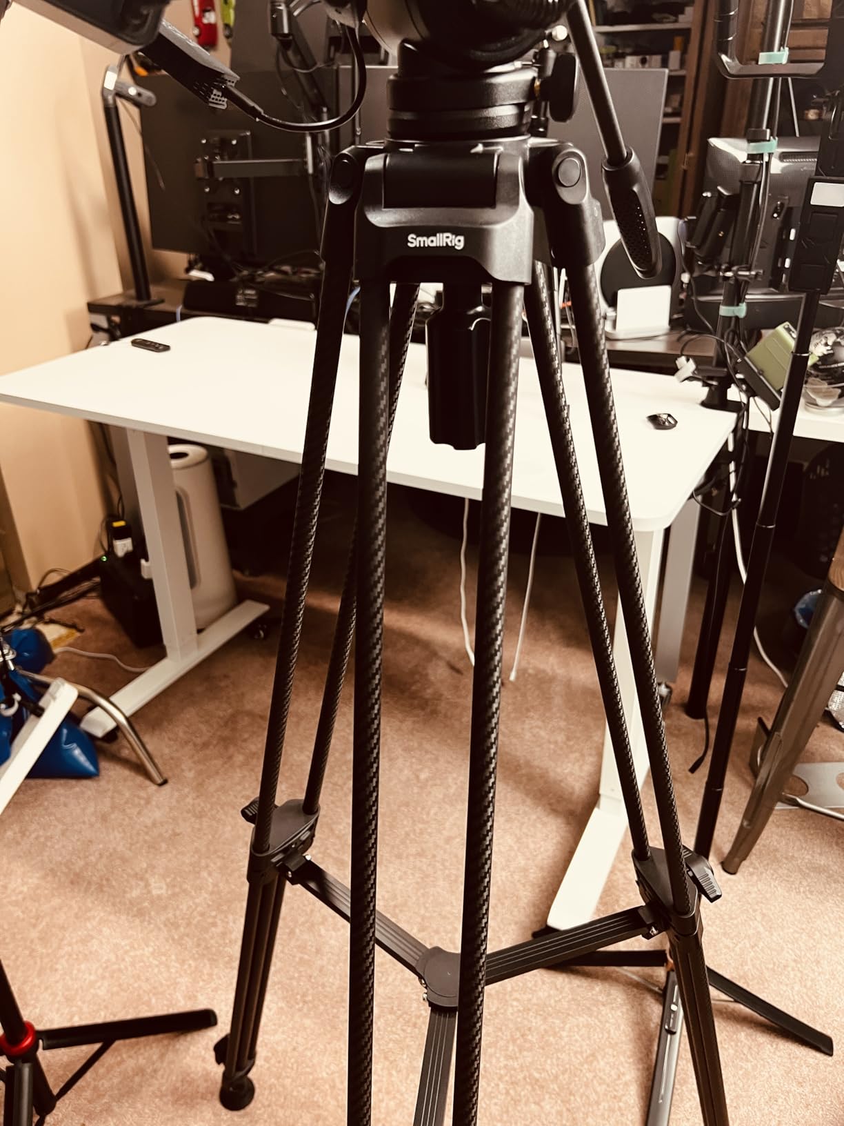SMALLRIG 73''/185cm Carbon Fiber Heavy Duty Video Tripod, Max Load 10kg (22lbs), Fluid Head with +85° to -78° Tilt Range, Compact Camera Tripod Weight 2.7kg(6lbs), Folded Height 87cm, AD-14-5441 customer photo 2