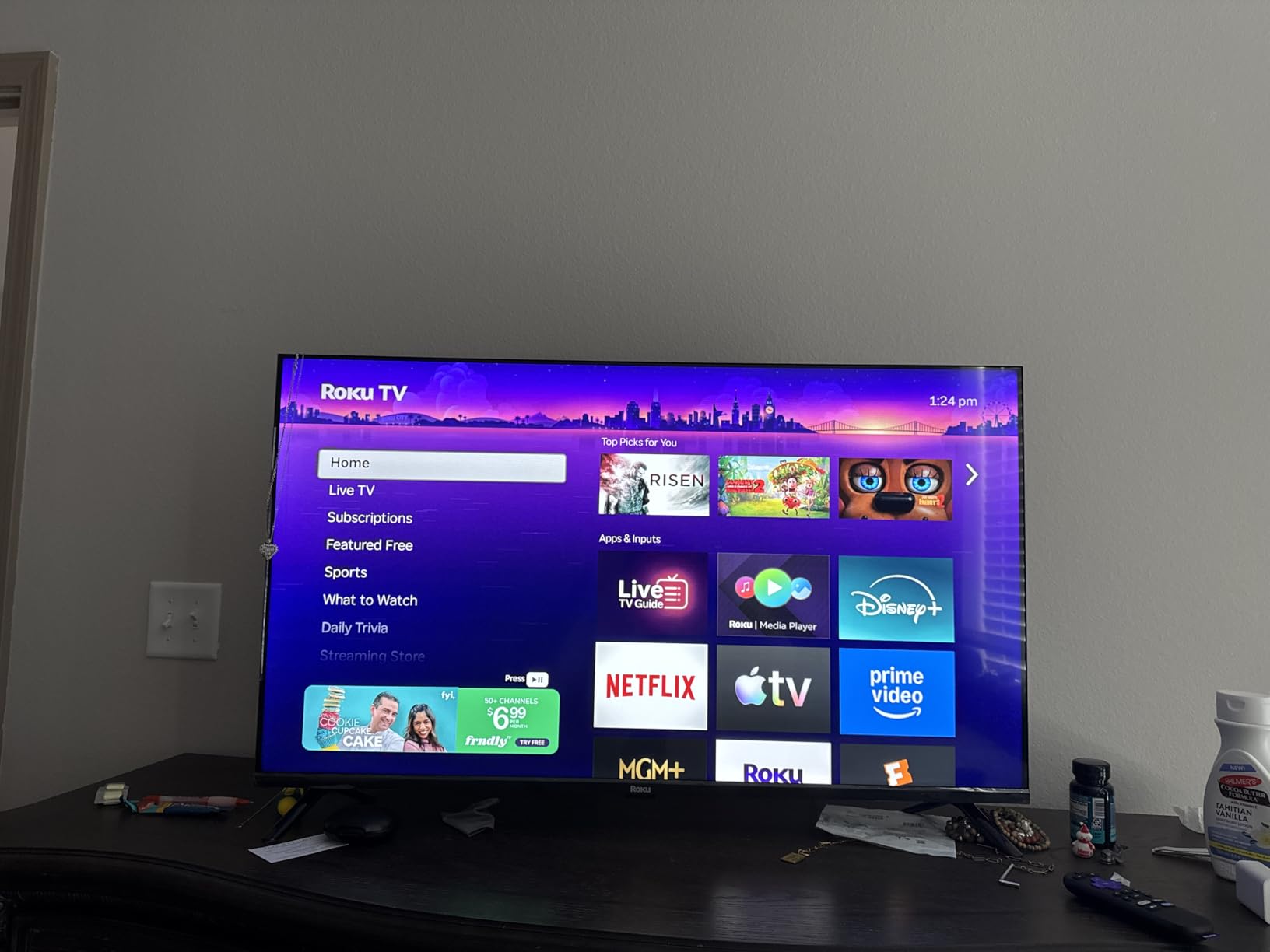Roku Smart TV 2026 - 32-Inch Select Series, 1080p Full HD TV - Roku TV with Voice Remote - Flat Screen LED Television with Wi-Fi for Streaming Live Local News Sports & Movies, Bluetooth Headphone Mode customer photo 1