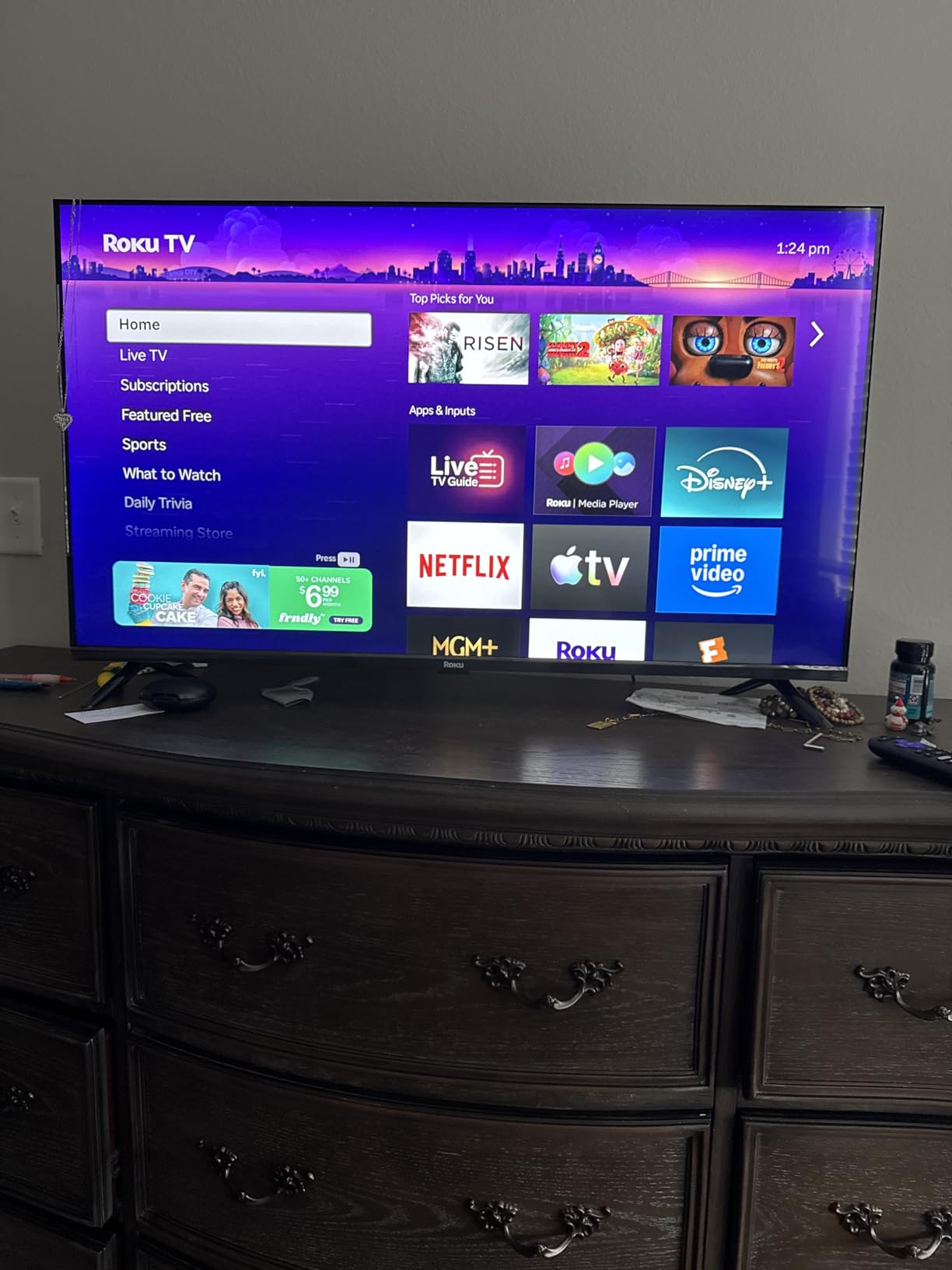 Roku Smart TV 2026 - 32-Inch Select Series, 1080p Full HD TV - Roku TV with Voice Remote - Flat Screen LED Television with Wi-Fi for Streaming Live Local News Sports & Movies, Bluetooth Headphone Mode customer photo 2