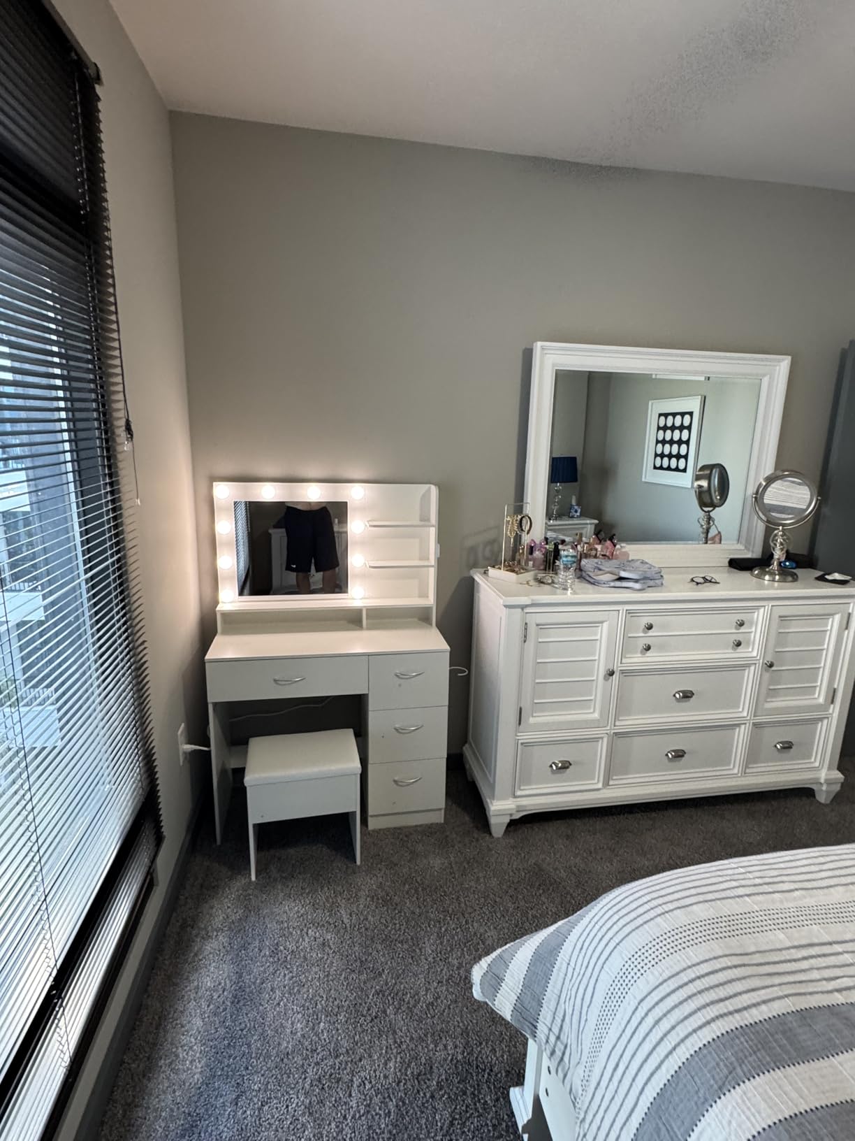LIVELYGLOW White Makeup Vanity with HD Mirror & 10 LED Bulbs, 35.4