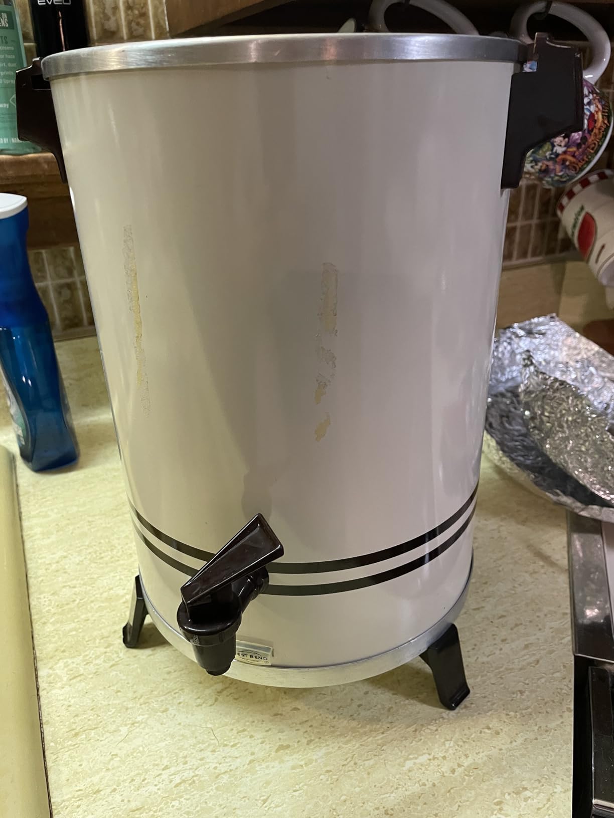 West Bend 33600 Coffee Urn Commercial Highly-Polished Aluminum NSF Approved Features Automatic Temperature Control Large Capacity with Fast Brewing and Easy Clean Up, 100-Cup, Silver customer photo 2