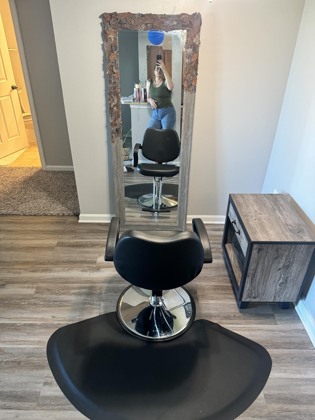 BestMassage Barber Chair Hydraulic Styling Chair PU Leather Adjustable Height Footrest Anti-Slip Chrome Base Heavy-Duty Steel Frame Black customer photo 2