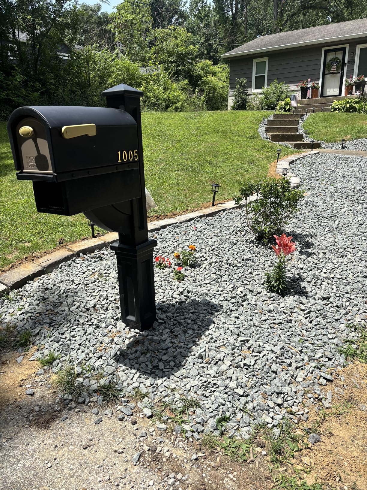 Step2 Mailmaster Hudson Mailbox, Magnetic Door, Large Newspaper Holder, Heavy-Duty, Weather Resistant, Post Mounting Hardware Kit Included, Black customer photo 1