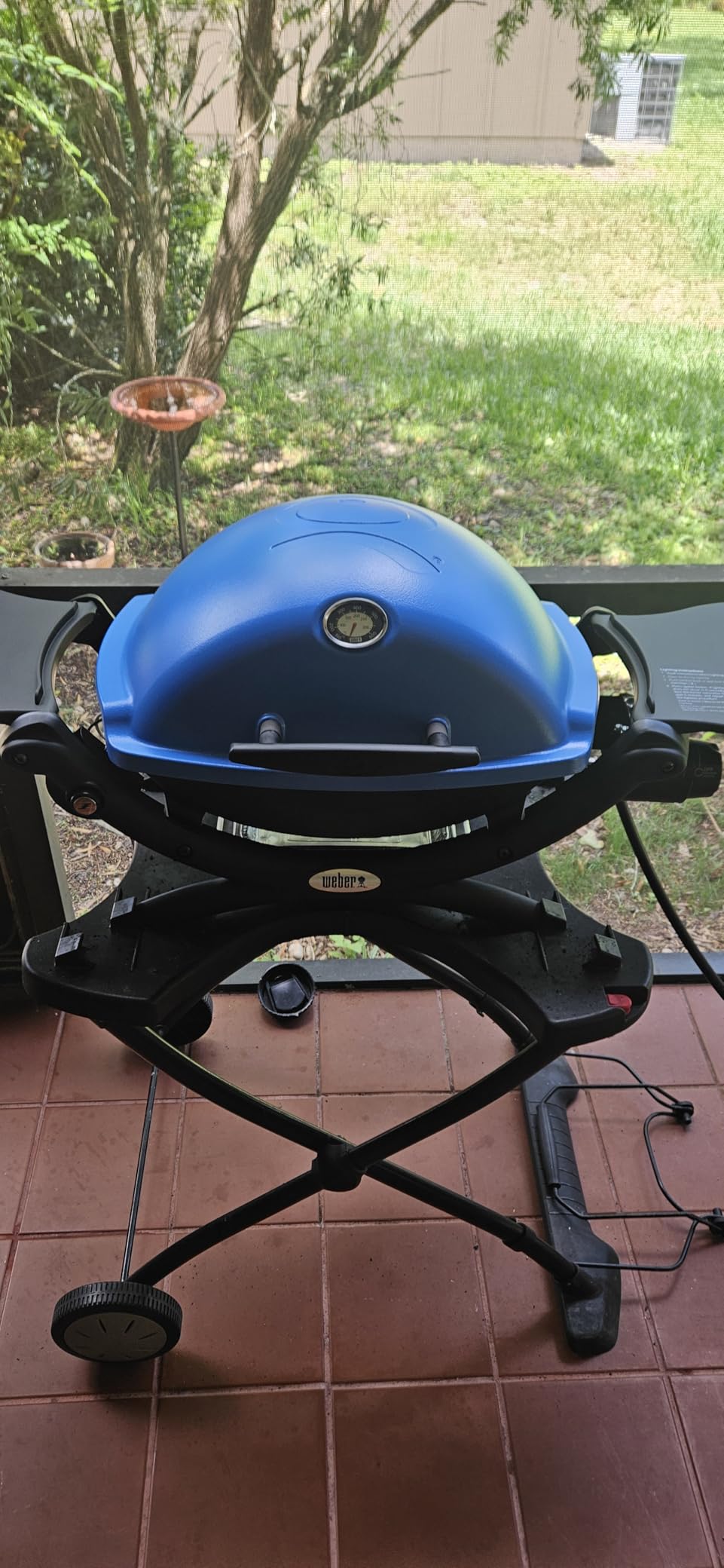 Weber Q1200 Liquid Propane Portable Gas Grill, Green - 1-Burner Travel and Camping Grill with Cast-Iron Grates & Electronic Ignition (8,500 BTU Burner) customer photo 2
