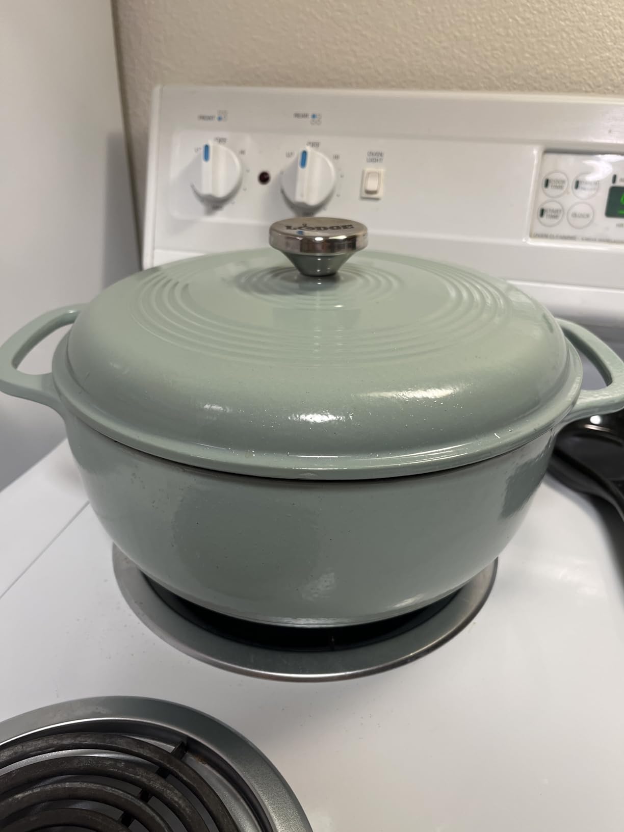 Lodge Essential Enamel Cast Iron Dutch Oven 6 Quarts - Oyster White - Perfect for Bread Baking, Braising, Slow Cooking customer photo 2