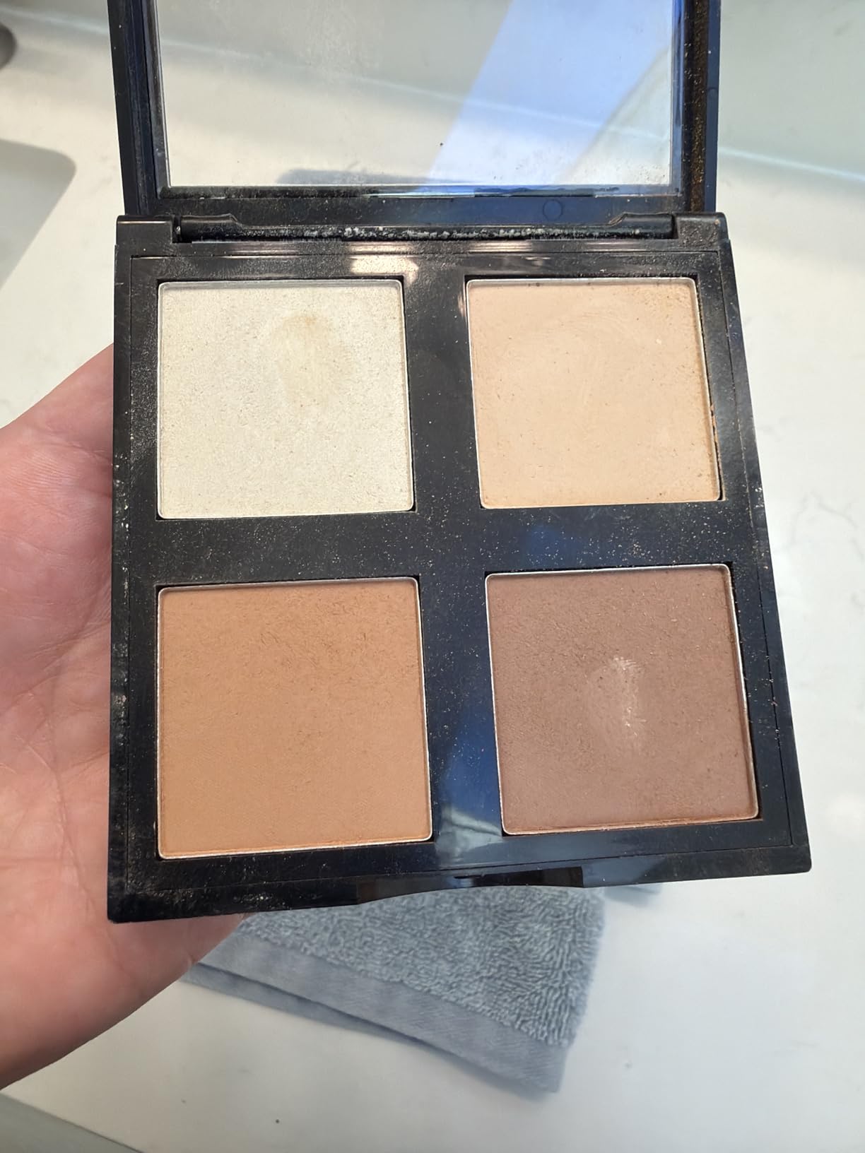 e.l.f. Contour Palette, 4 Shades, Customizable, Easy to Apply, Sculpts, Shades, Brightens, Light/Medium, Infused with Vitamin E, All-Day Wear, 0.56 Oz customer photo 2