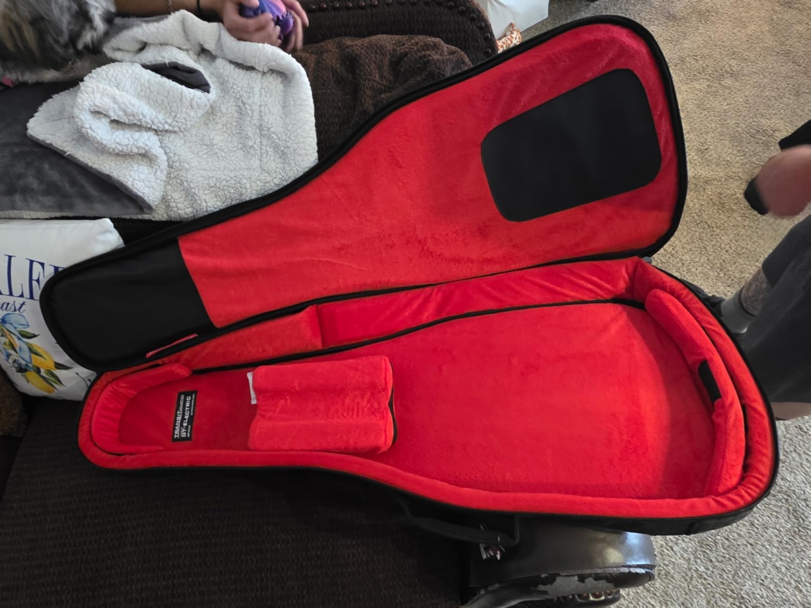 Gator Cases Transit Series Lightweight Electric Guitar Gig Bag with Back Pack Straps and Rubberized Base, Charcoal Black Exterior (GT-ELECTRIC-BLK) customer photo 1