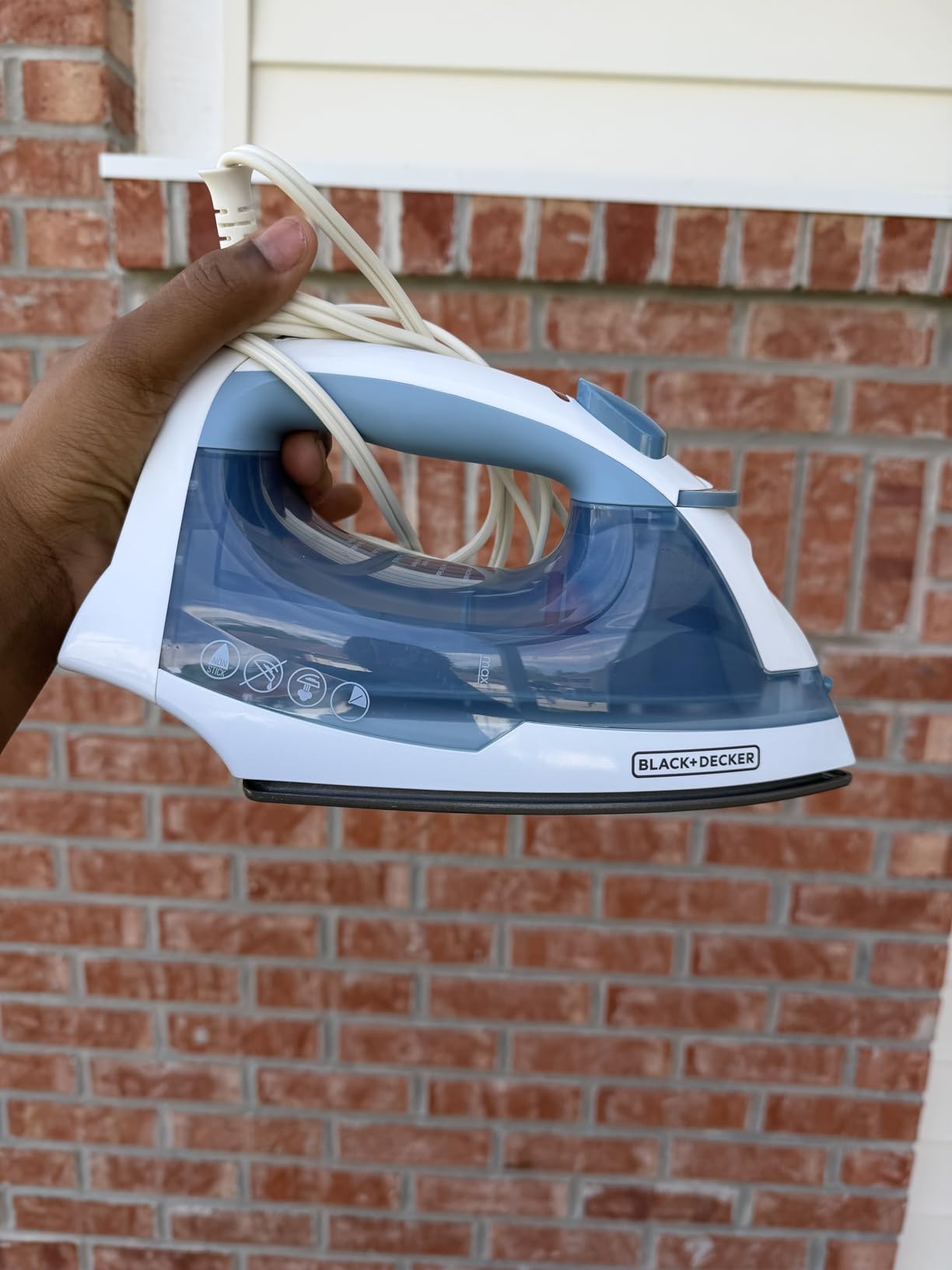 BLACK+DECKER Easy Steam Compact Iron for Clothes, Automatic Shutoff, Nonstick Plate, Light Weight, 1200 Watts customer photo 1