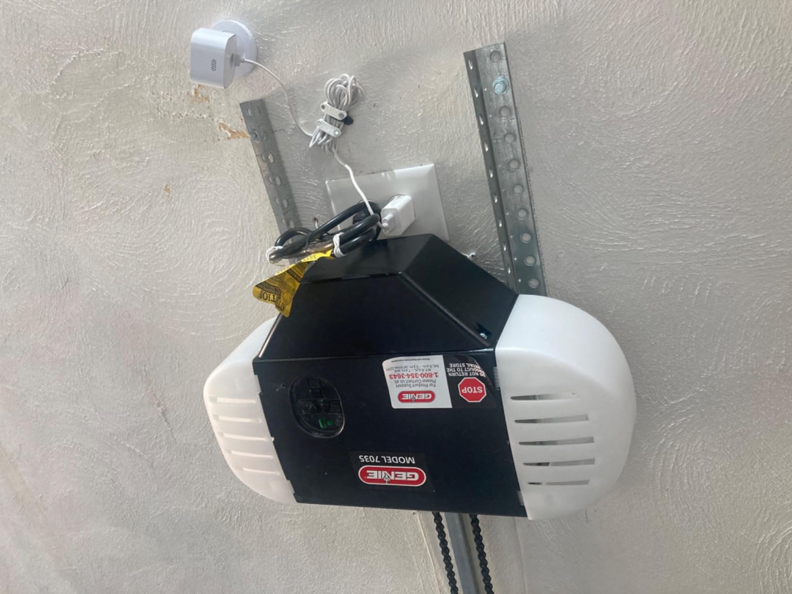 Genie Chain Drive 750 3/4 HPc Garage Door Opener w/Battery Backup - Heavy Duty - Operate your garage door when the primary power is out - Wireless Keypad Included, Model 7035-TKV, Black customer photo 1