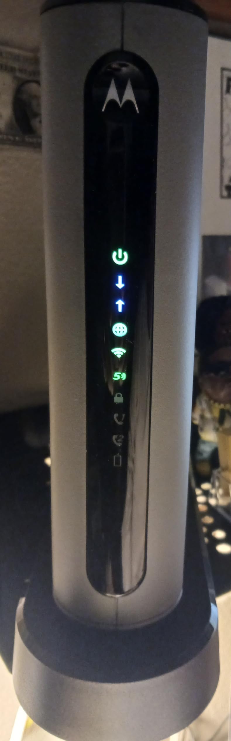 Motorola MT7711 (24X8) Cable Modem-Two Phone Ports Router, DOCSIS 3.0 Modem, AC1900 Dual Band Wi-Fi Gigabit Router for Comcast Xfinity customer photo 2