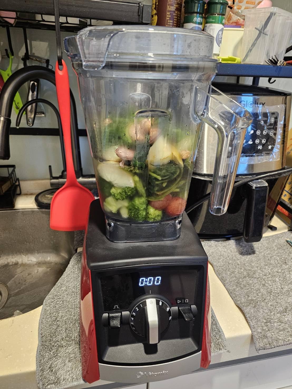 Vitamix A2500 Ascent Series Smart Blender, Professional-Grade, 64 oz. Low-Profile Container, Black (Renewed) customer photo 1