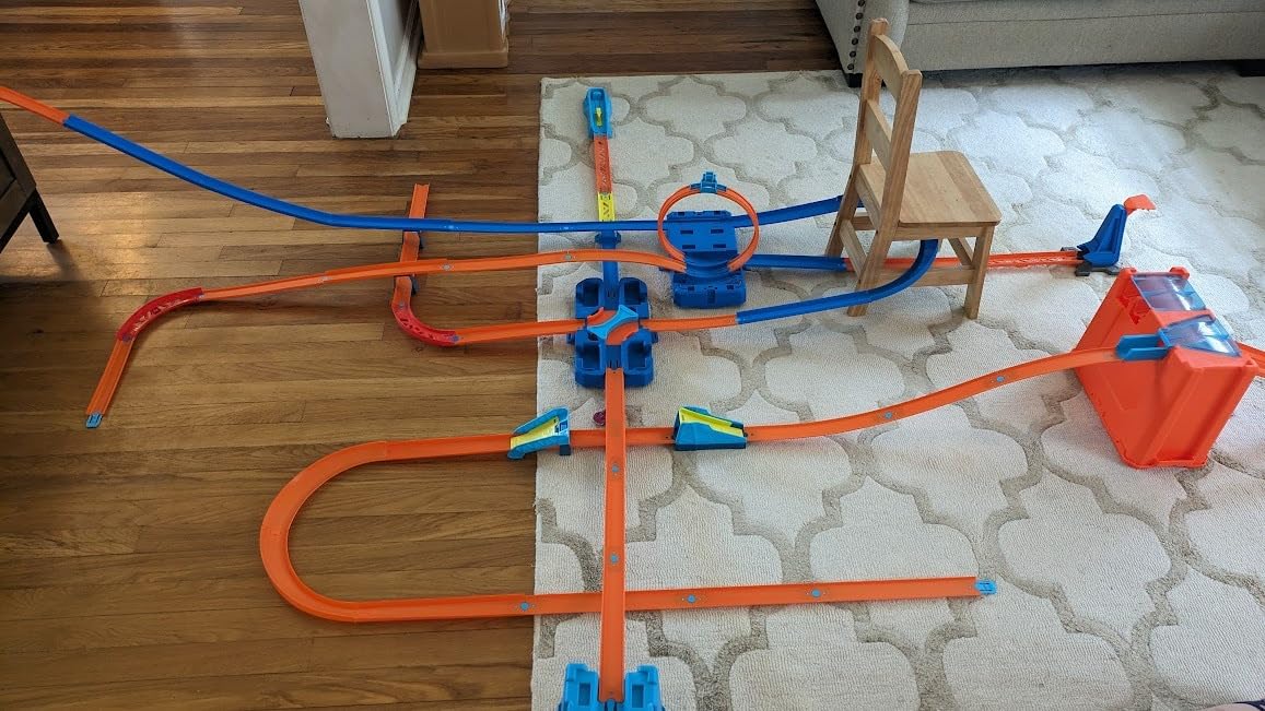 Hot Wheels Toy Car Track Builder Playset, Deluxe Stunt Box with 25 Component Parts & 1:64 Scale Vehicle (Amazon Exclusive) customer photo 1