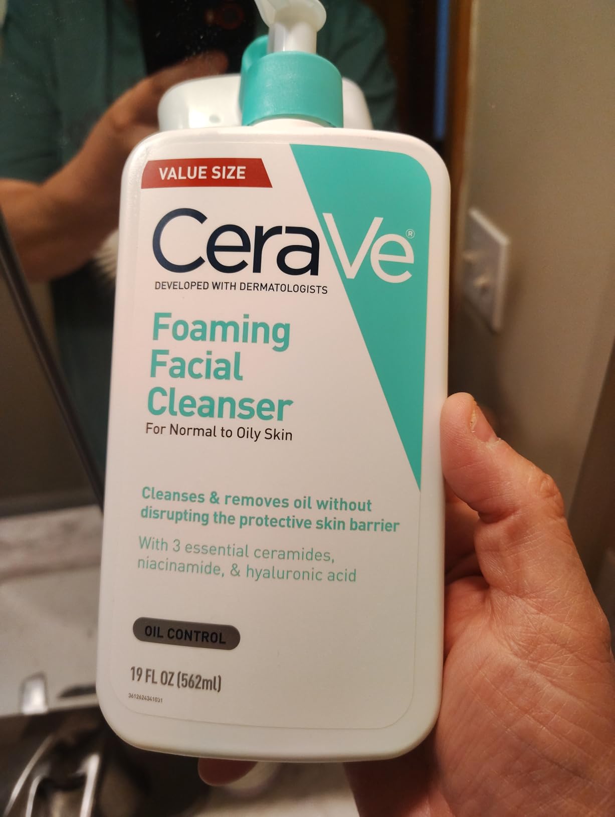 CeraVe Foaming Facial Cleanser, Daily Face Wash for Oily Skin, Hyaluronic Acid + Ceramides + Niacinamide, Fragrance Free, Non-Drying Oil Control Face Wash, 19 Fluid Ounces customer photo 1