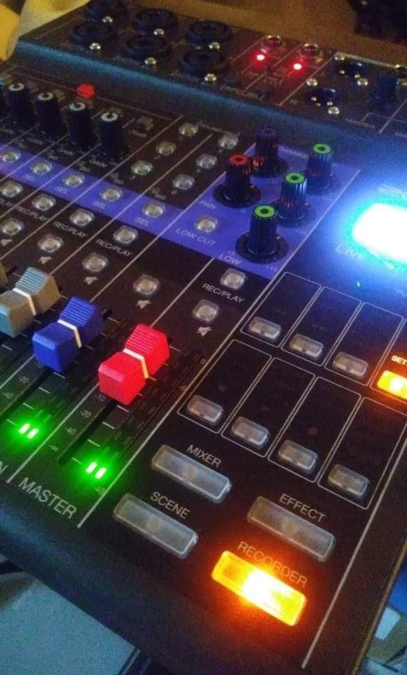 Zoom LiveTrak L-8 Recorder/Mixer for Musicians & Podcasters customer photo 2