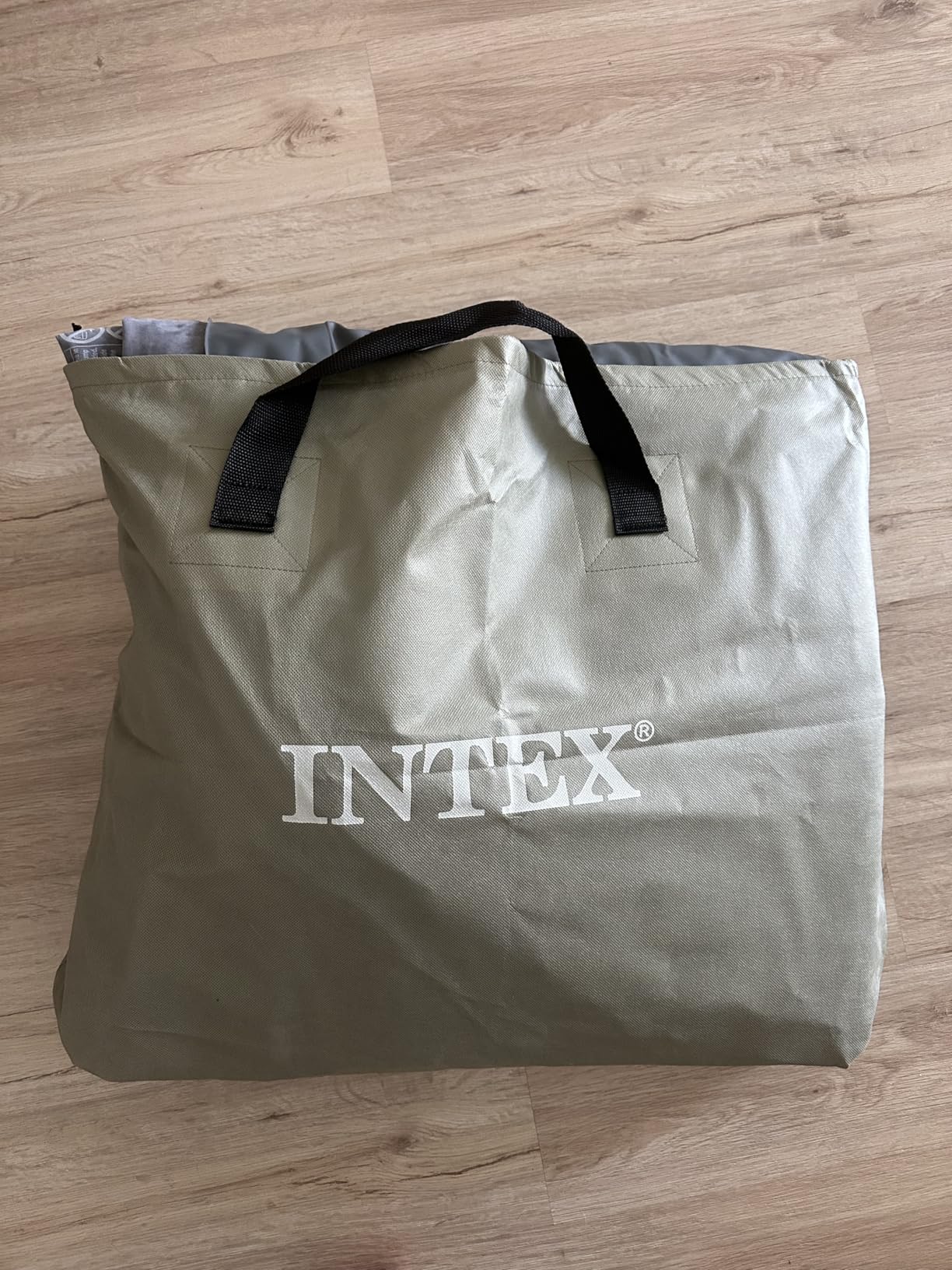 INTEX Dura-Beam Deluxe Comfort-Plush Elevated: Fiber-Tech - Queen Size - Built-in Electric Pump - 18in Bed Height - 600lb Weight Capacity customer photo 2