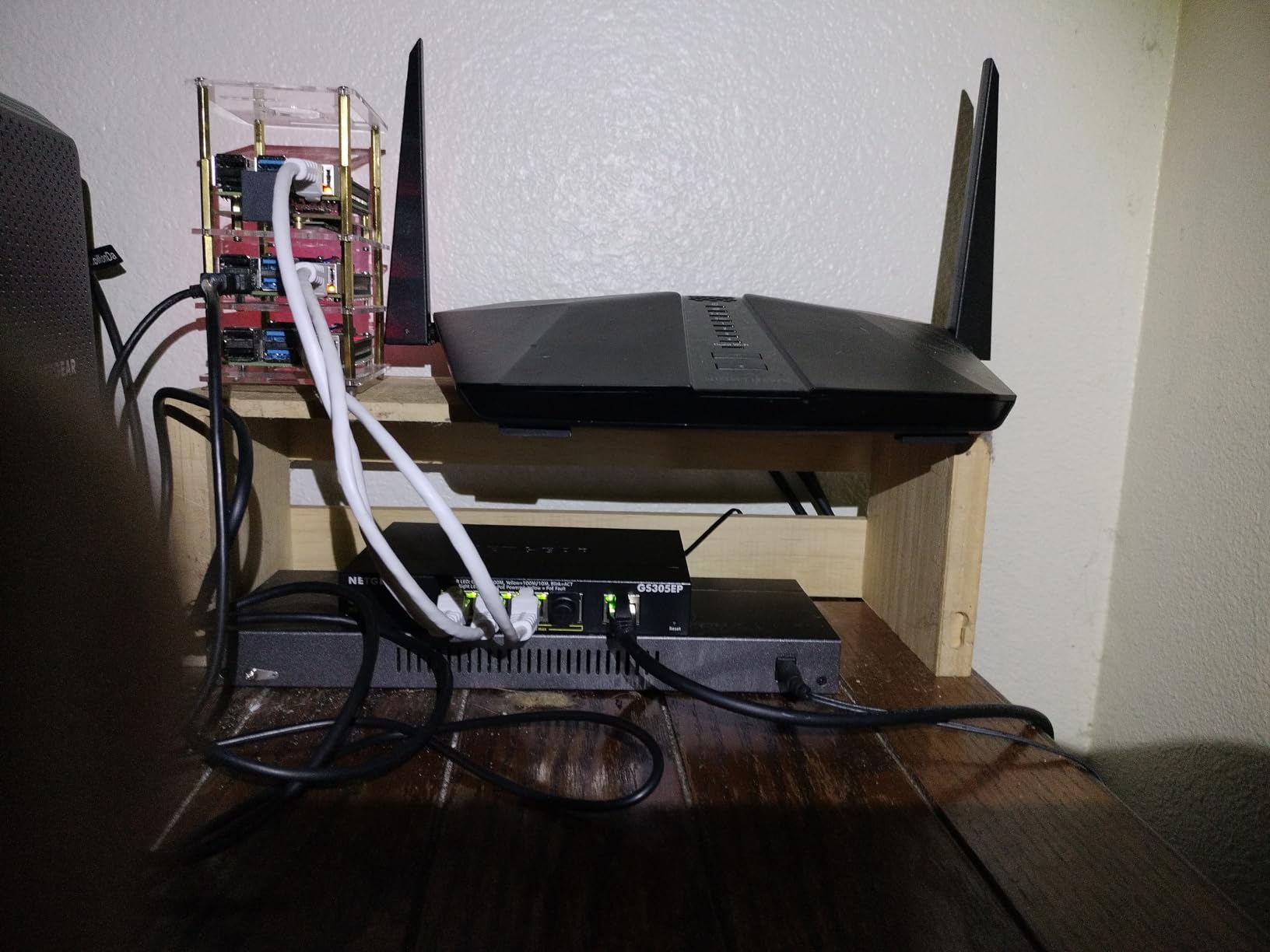 NETGEAR 5 Port PoE Gigabit Ethernet Easy Smart Managed Essentials Switch (GS305EP) - with 4 x PoE+ @ 63W, Desktop or Wall Mount customer photo 1