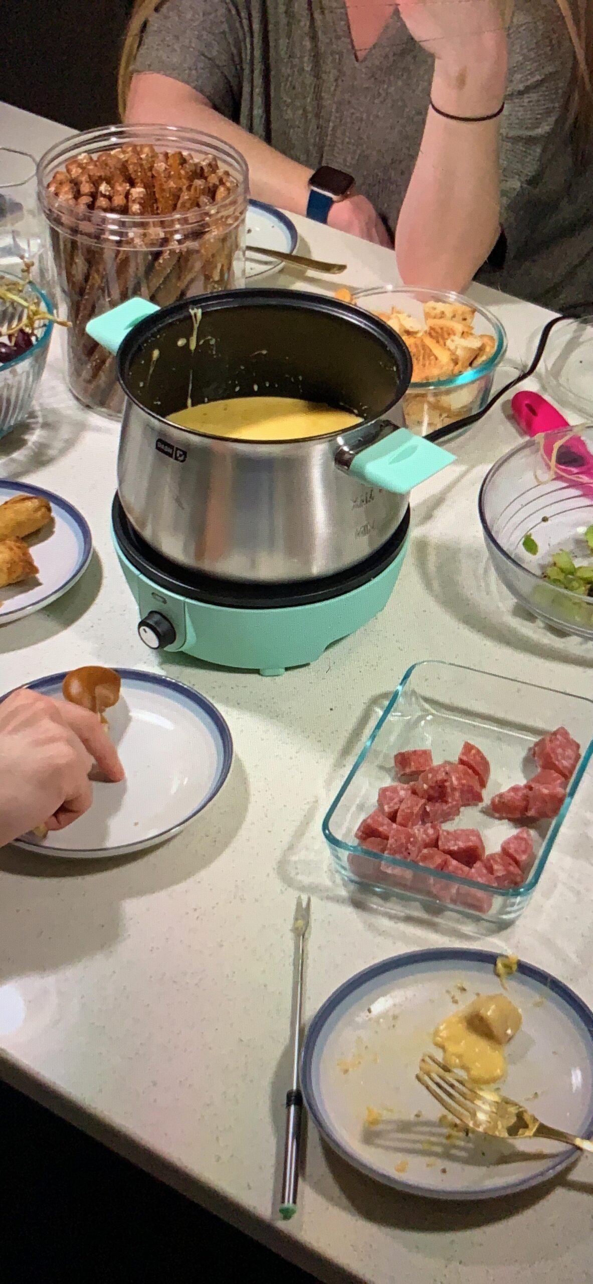 Dash Deluxe Fondue Maker - For Broth, Cheese & Chocolate - Comes with Color-Coded Fondue Forks, Cups, Rack & Recipe Guide - 3 Quarts, Aqua customer photo 1