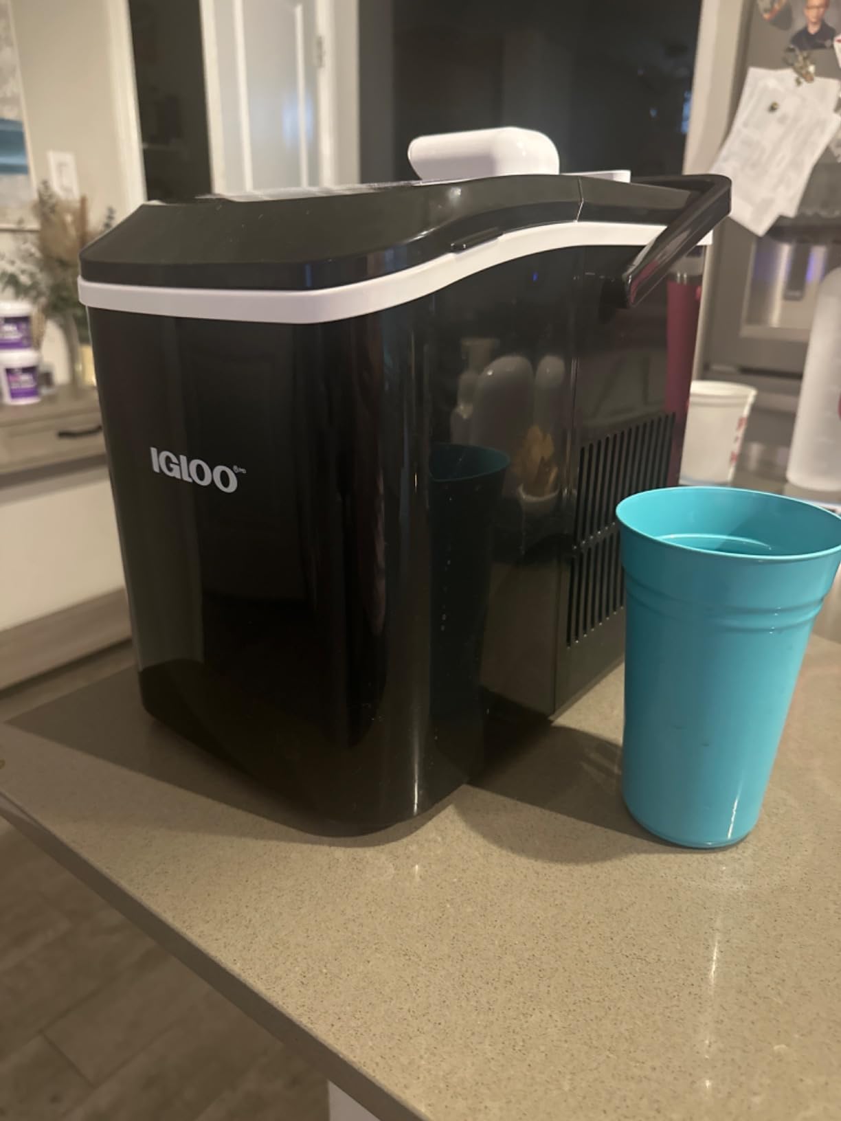 Igloo Premium Self-Cleaning Countertop Ice Maker Machine, Handled Portable Ice Maker, Produces 26 lbs. in 24 hrs. with Ice Cubes Ready in 6-8 Minutes, Comes with Ice Scoop and Basket customer photo 2