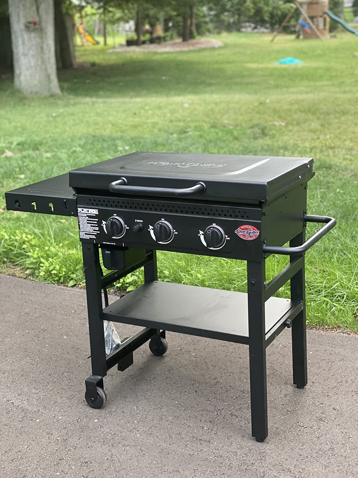 Char-Griller Flat Iron 3-Burner Propane Gas Flat-Top Griddle with Steel Griddle Top, Hinged Lid and Wind Guards, 520 Cooking Square Inches, Model 8428 customer photo 2