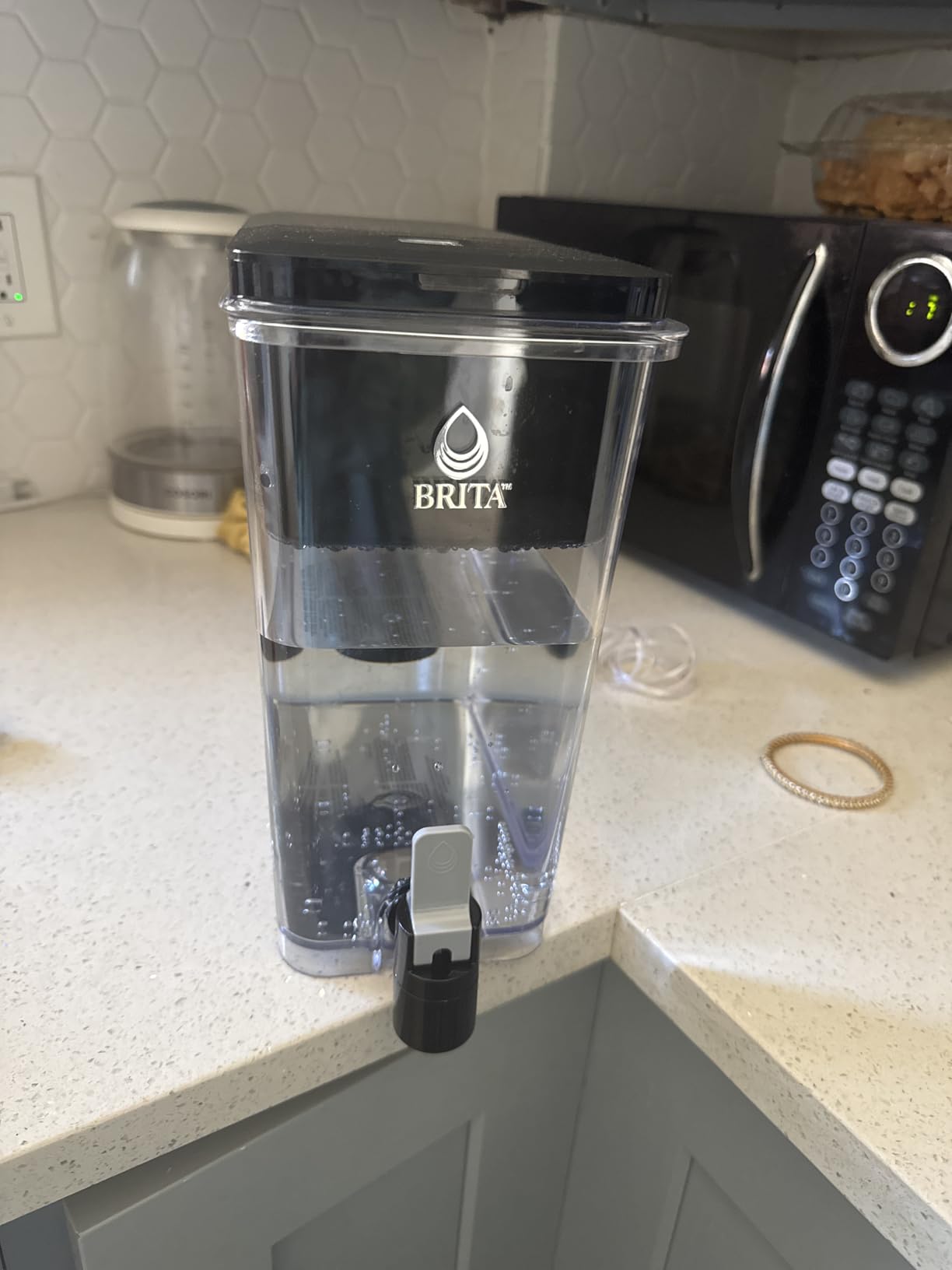 Brita Extra-Large 27-Cup Elite Water Filter Dispenser, WQA NSF/ANSI Certified, Reduces 99% of Lead, Microplastics, & 30 Contaminants, Removes Chlorine Taste & Odor, Black customer photo 1