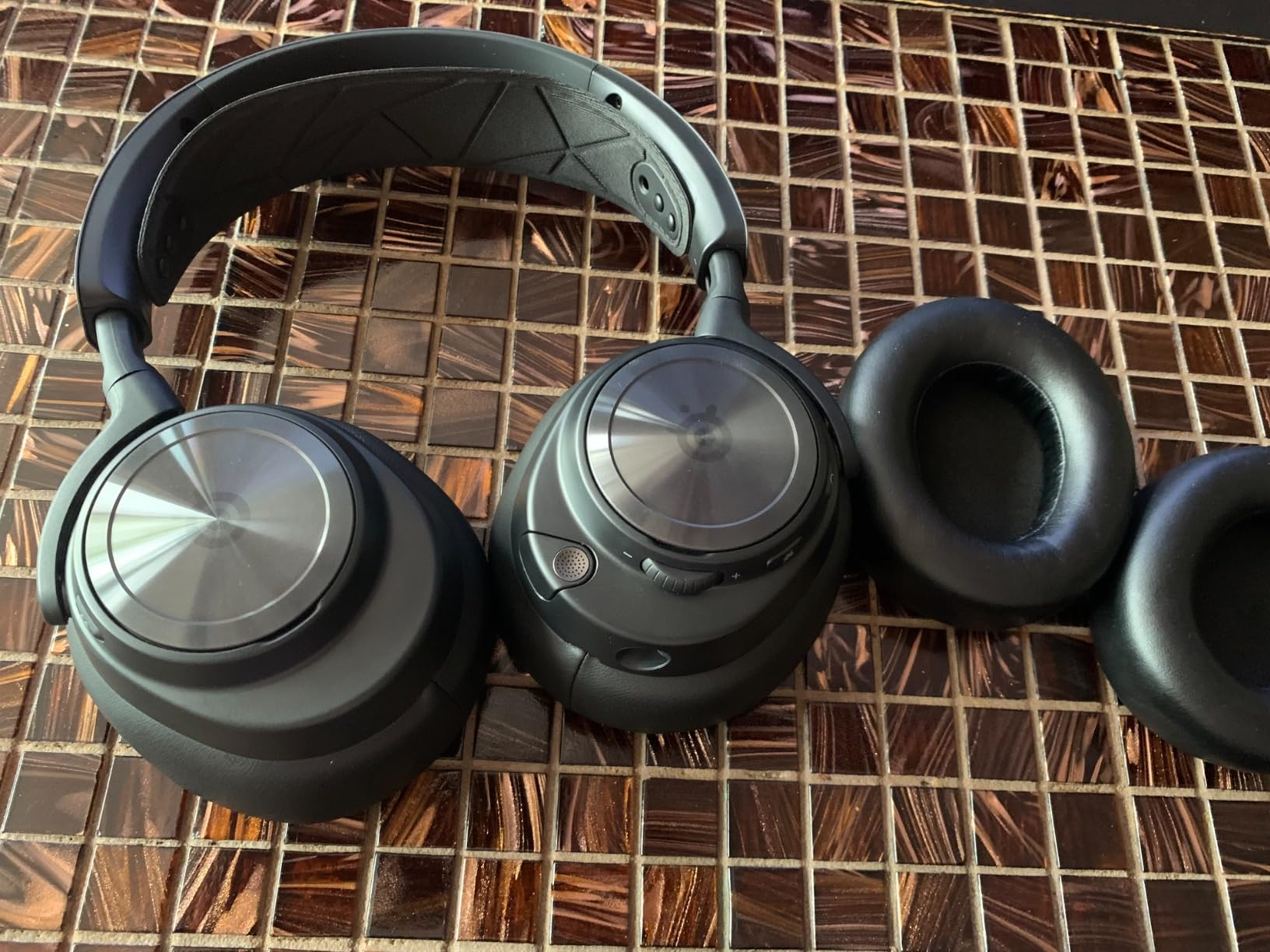 Arctis Nova Pro Wireless Xbox Multi-System Gaming Headset - Premium Hi-Fi Drivers - Active Noise Cancellation - Infinity Power System - Stealth Mic - Xbox, PC, PS5, PS4, Switch, Mobile customer photo 2
