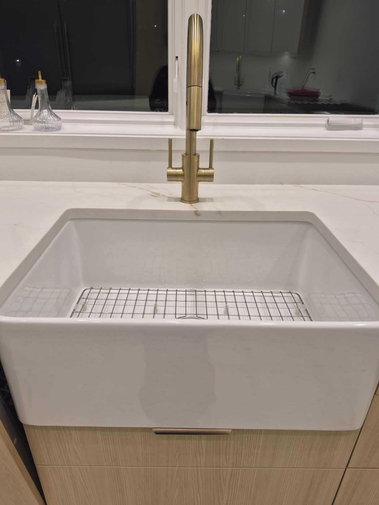 Miuara Farmhouse Sink 33 x 18 Inch White Fireclay Apron Front Kitchen Sink | For kitchen, Heavy duty fireclay large single bowl, Resistant to stains, chipping, heat & scratch customer photo 1