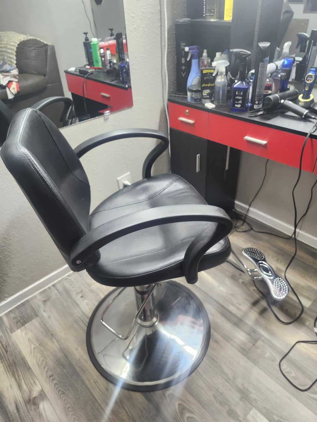 Winado Beauty Salon Barber Chair with 6'' Adjustable Seat Height & 360 Degree Rolling, Supports up to 330 lbs Heavy Duty Hydraulic Salon Chair for Men and Women Hair Stylists, Black customer photo 1