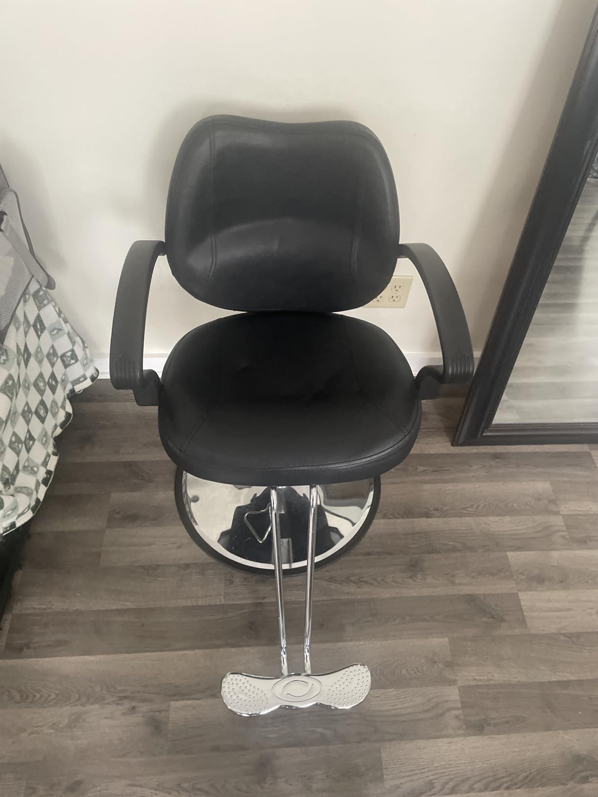 Winado Beauty Salon Barber Chair with 6'' Adjustable Seat Height & 360 Degree Rolling, Supports up to 330 lbs Heavy Duty Hydraulic Salon Chair for Men and Women Hair Stylists, Black customer photo 2