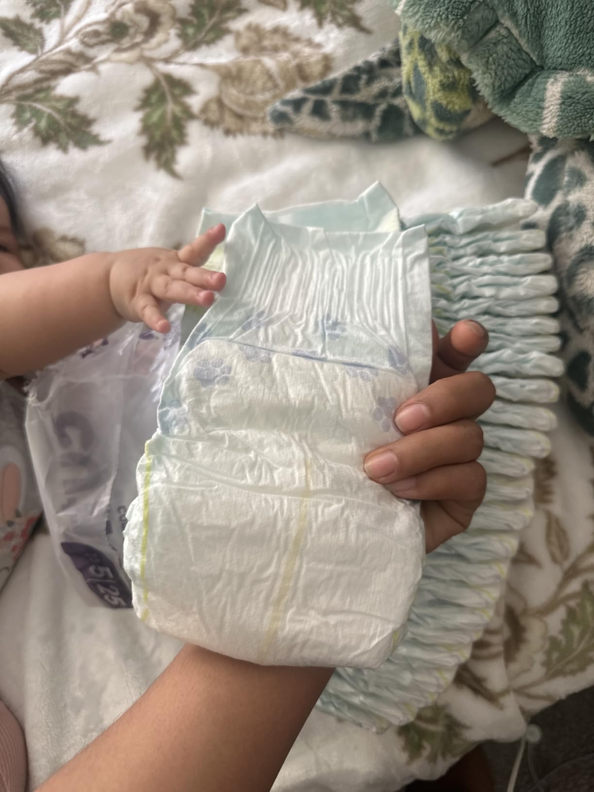 Cuties | Skin Smart, Absorbent & Hypoallergenic Diapers with Flexible & Secure Tabs | Bulk Case | Size 1 | 200 Count customer photo 2