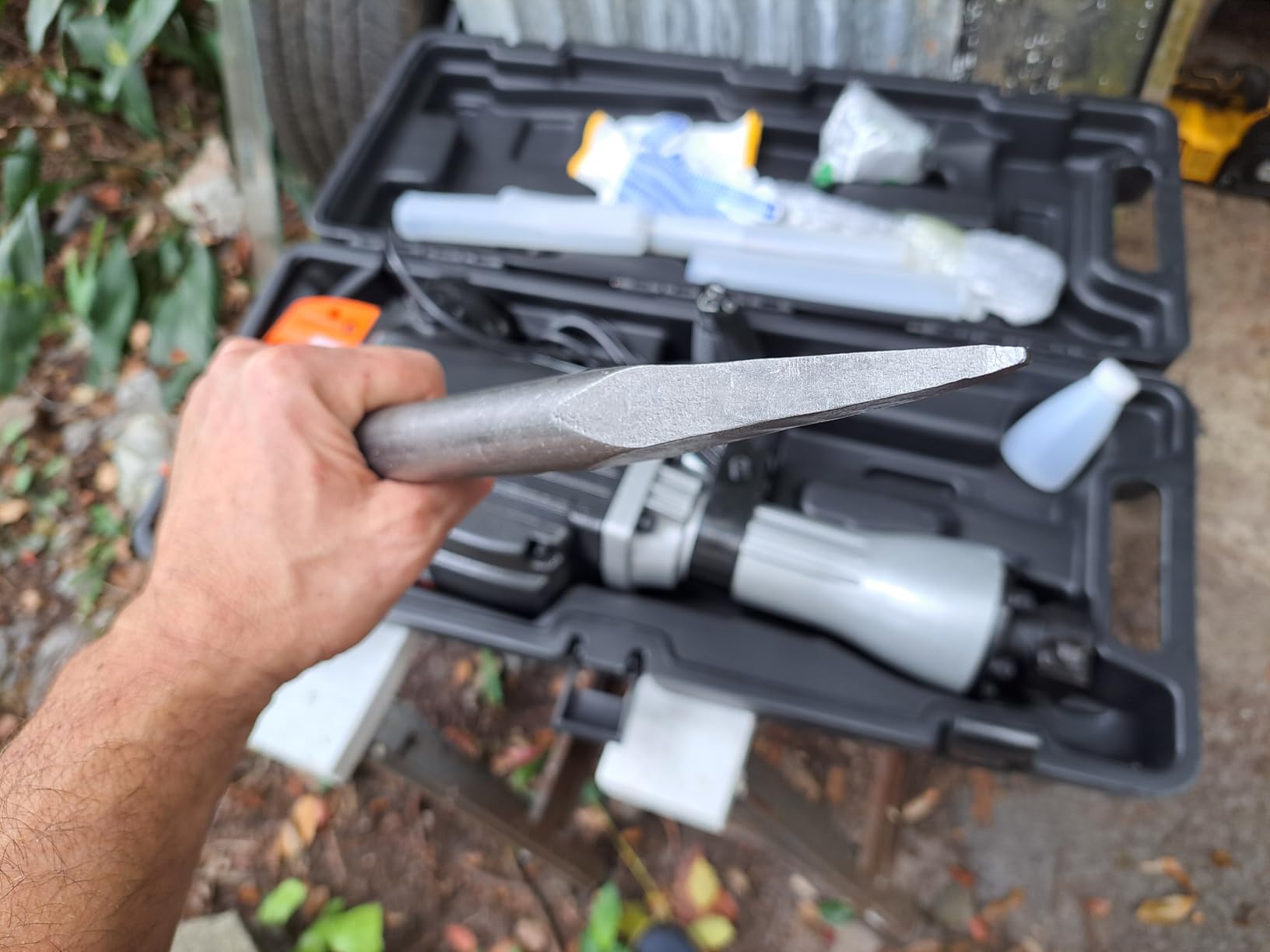 VEVOR Demolition Jack Hammer, MAX 2200W Electric Jackhammer Heavy Duty, 1400 BPM Concrete Breaker 4pcs Chisels Bit Chipping W/Case, Gloves customer photo 2