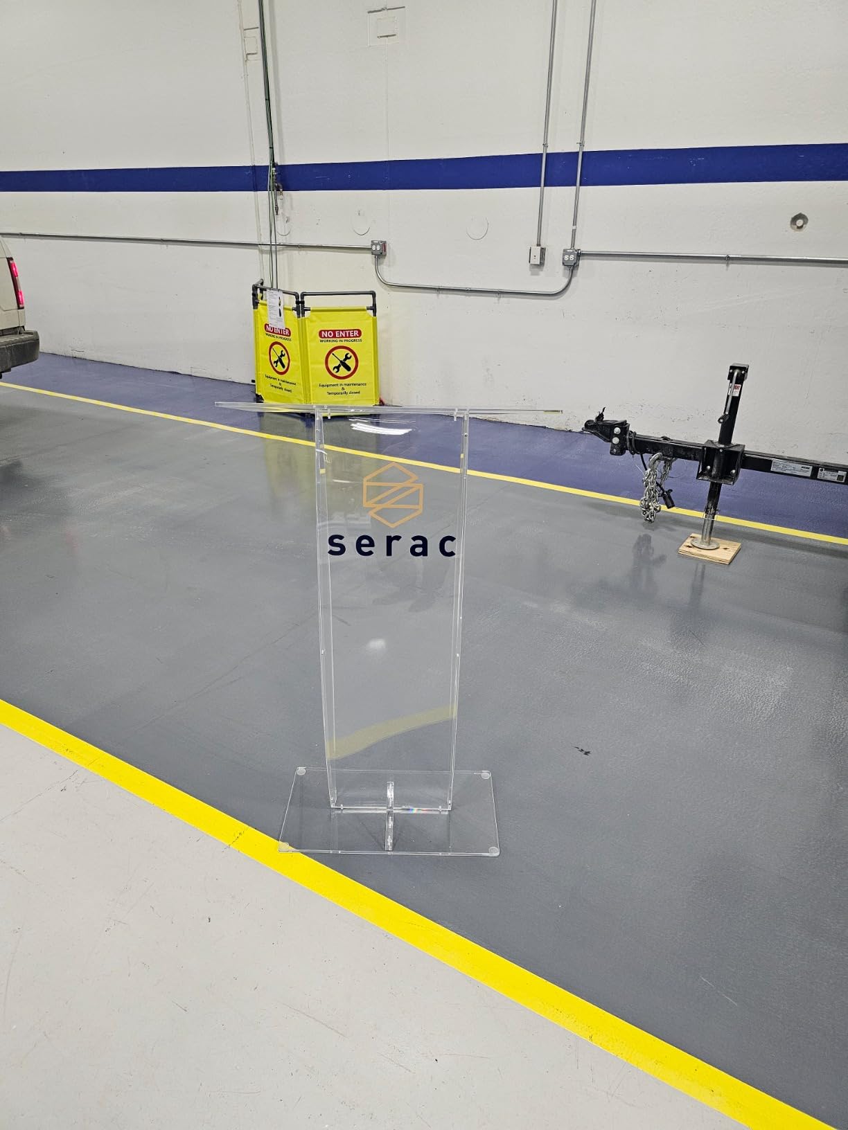 VIVO Acrylic Podium Stand, Sleek Transparent Professional Presentation Lectern with 27 inch Reading Surface Platform, Clear Appearance for Office, Classroom, Restaurant, and More, Stand-PDMA customer photo 1