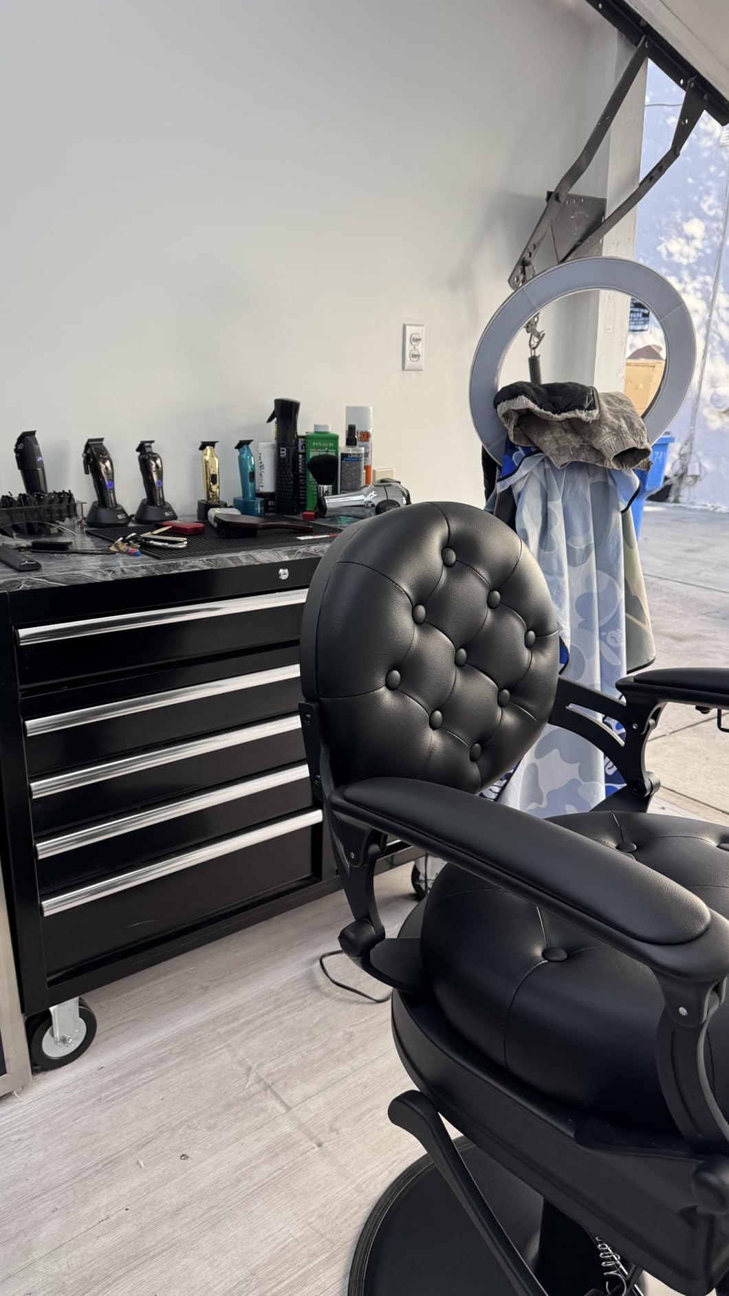 Barber Chair Hair Salon Chair, Heavy Duty 700 LBS, for Hair Stylist Barber Beauty Tattoo Massage (Black Round) customer photo 1