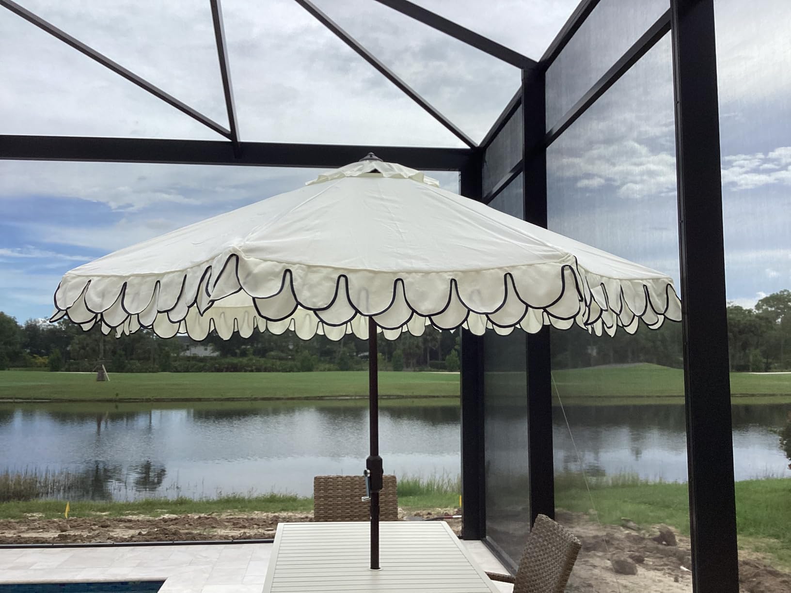 SAFAVIEH Outdoor - Valance 9-Foot Crank Patio Umbrella - Hunter Green Canopy - Brown Aluminum Pole - Decorative Petal Valance Trim customer photo 1