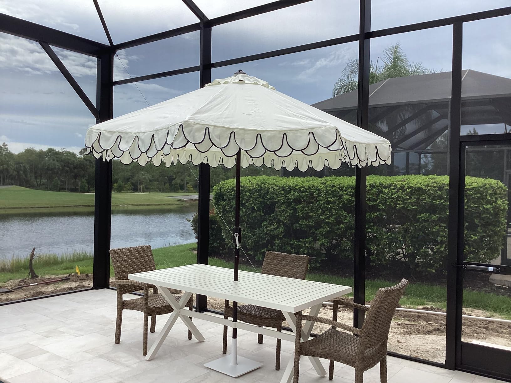 SAFAVIEH Outdoor - Valance 9-Foot Crank Patio Umbrella - Hunter Green Canopy - Brown Aluminum Pole - Decorative Petal Valance Trim customer photo 2