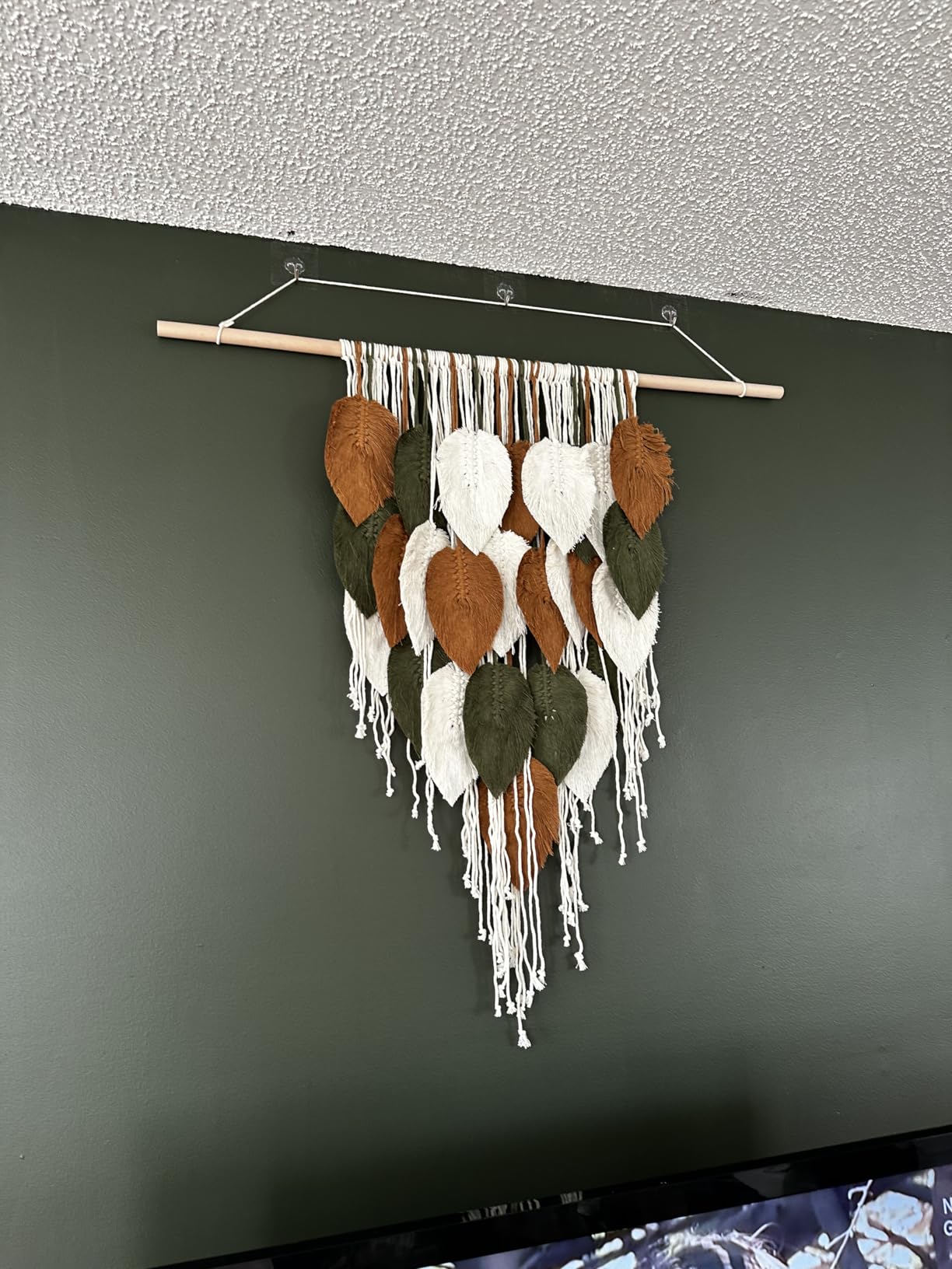 KHOYIME Large Macrame Wall Hanging Boho Woven Tapestry, Chic Home Decor Modern Bohemian Handmade Leaf Feather Wall Art Decorations for Apartment Dorm Living Room Bedroom Nursery customer photo 2