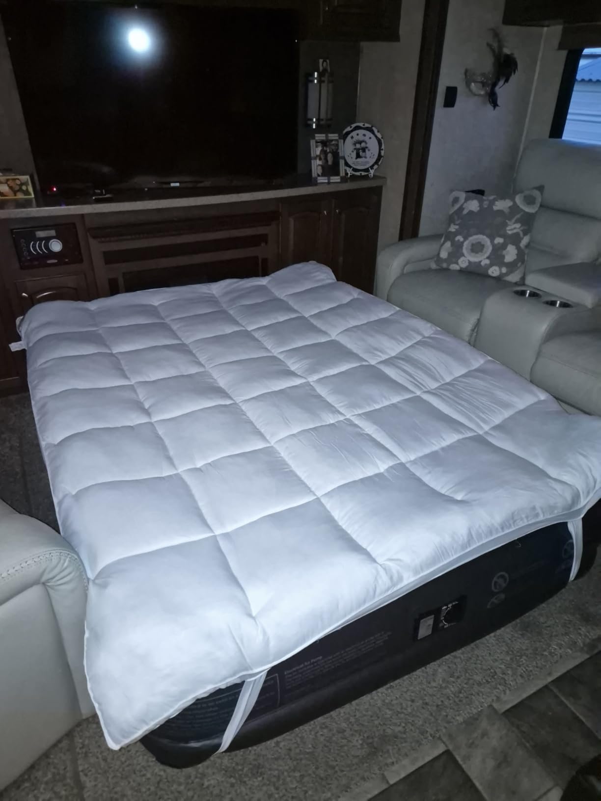 iDOO Queen Air Mattress with Built in Pump, 18 Raised Comfort Inflatable Blow up Mattress, Upgraded Support Structure Portable Air Bed for Camping, Guests and Home, 650lbs Max customer photo 1
